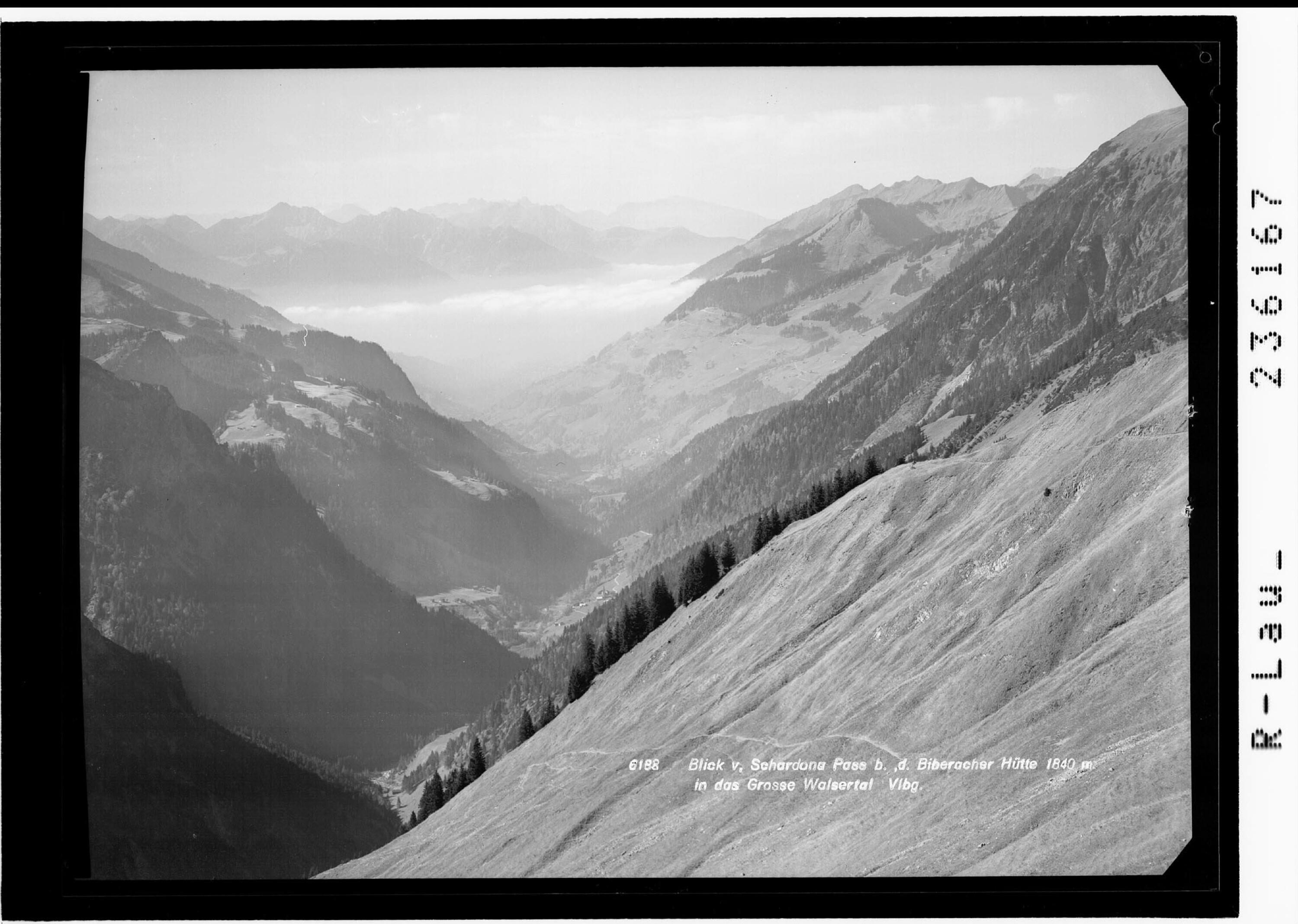 Blick vom Schardona Pass bei der Biberacher Hütte 1840 m in das grosse Walsertal / Vorarlberg></div>


    <hr>
    <div class=