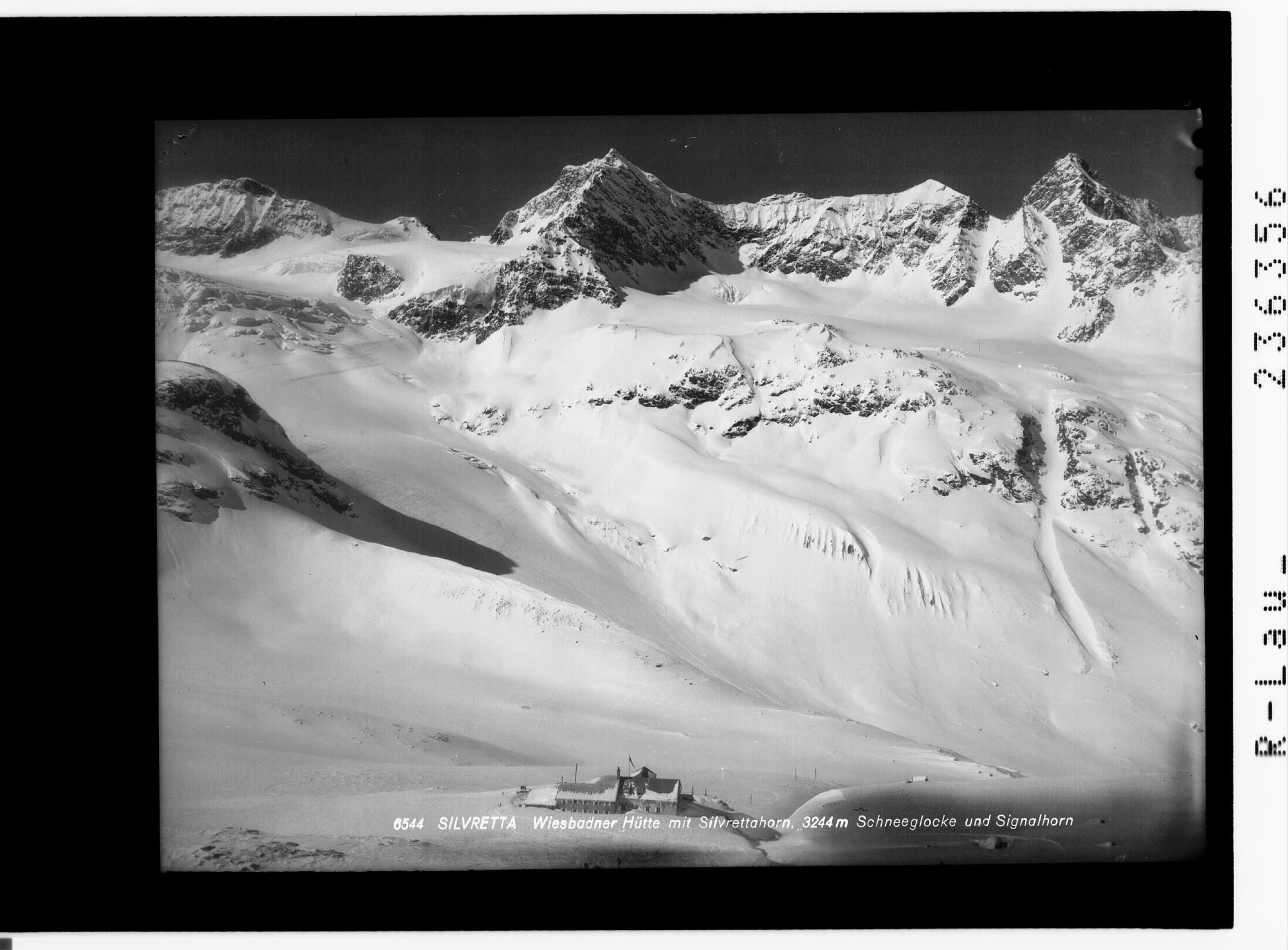 Wiesbadner Hütte mit Silvrettahorn 3244 m, Schneeglocke und Signalhorn></div>


    <hr>
    <div class=