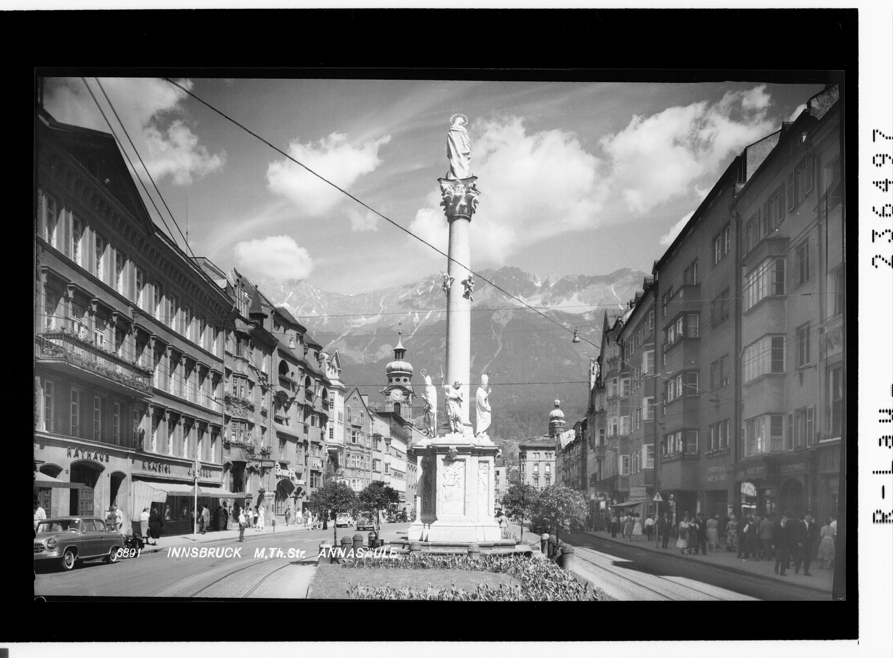 Innsbruck / Maria Theresien Strasse / Annasäule></div>


    <hr>
    <div class=