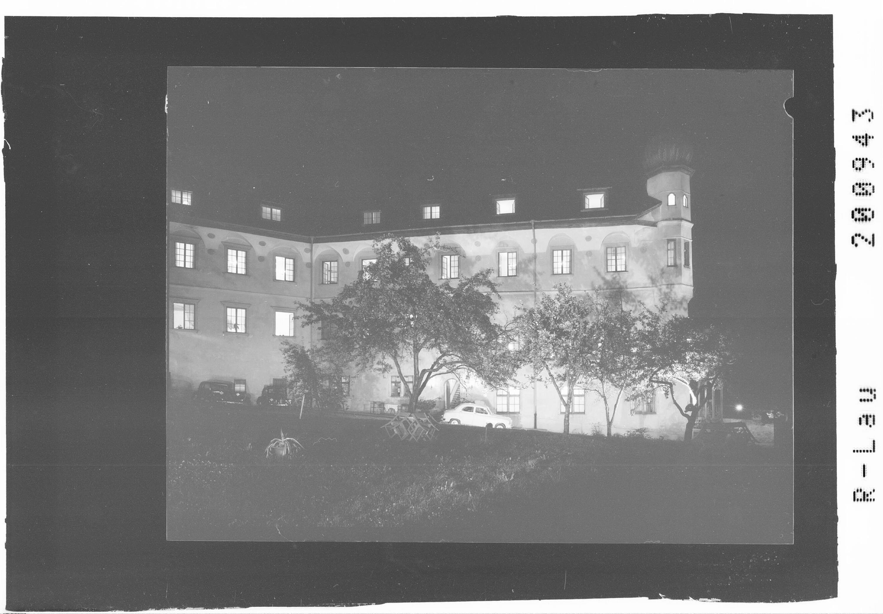 [Hotel Schloss Hofen in Lochau bei Nacht]></div>


    <hr>
    <div class=