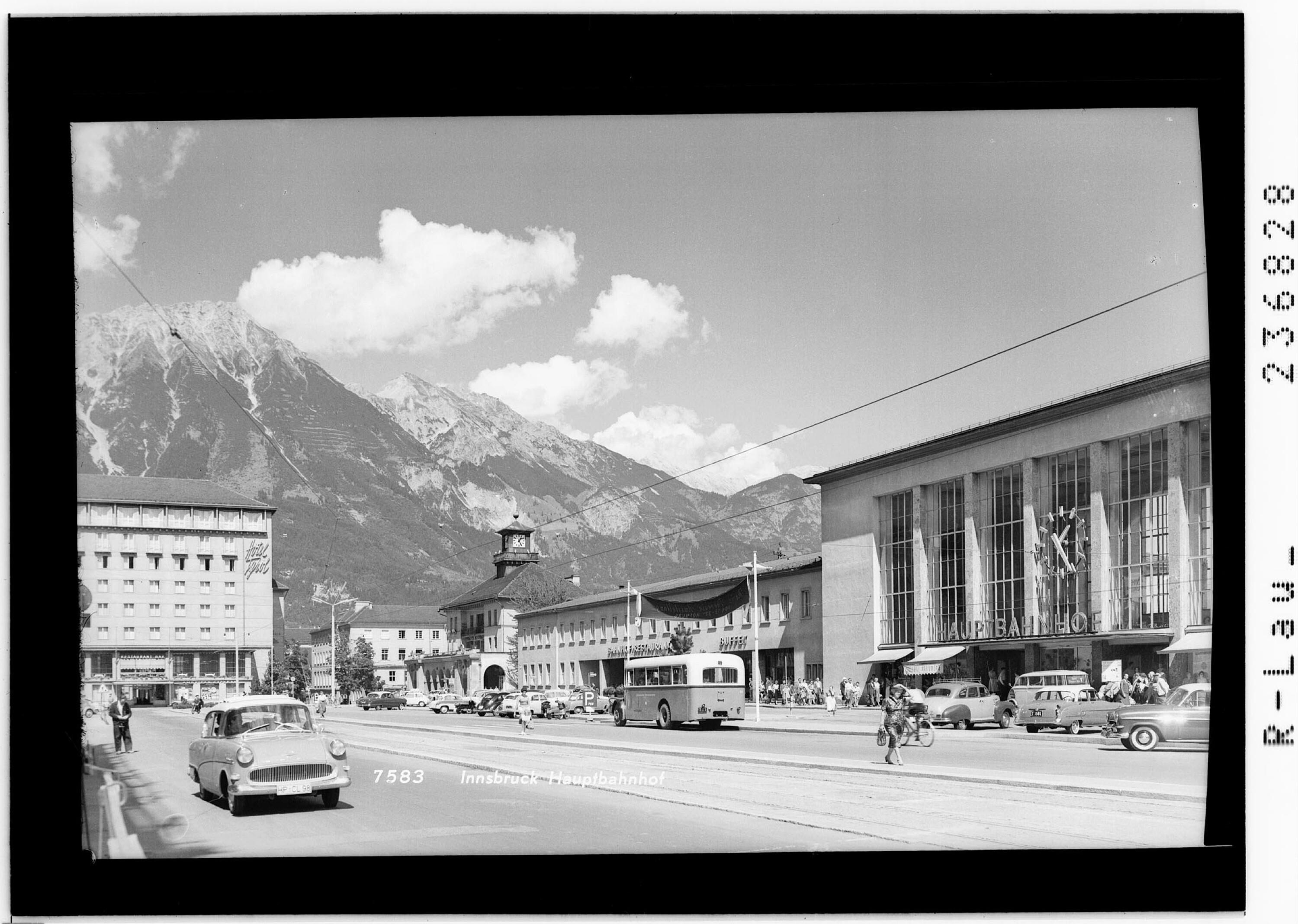 Innsbruck / Hauptbahnhof></div>


    <hr>
    <div class=