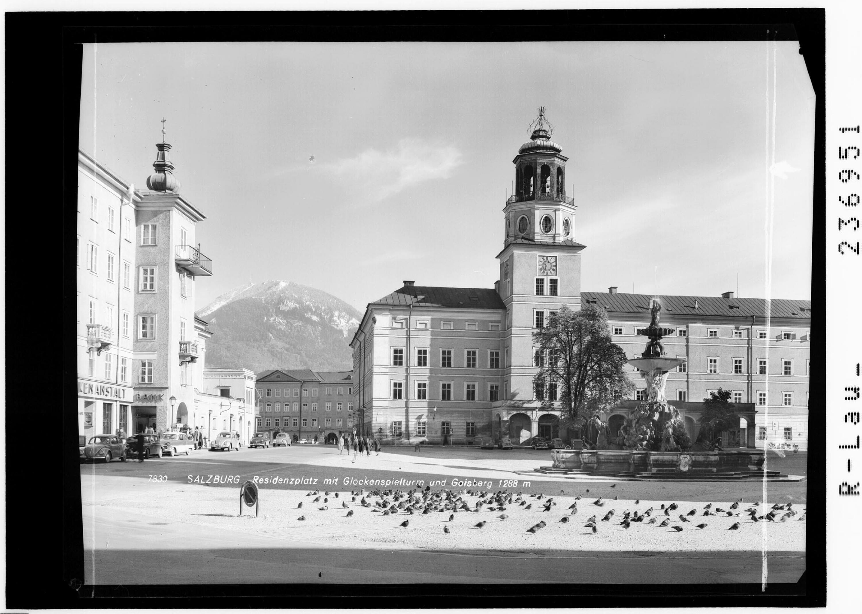 Salzburg / Residenzplatz mit Glockenspielturm und Gaisberg 1288 m></div>


    <hr>
    <div class=