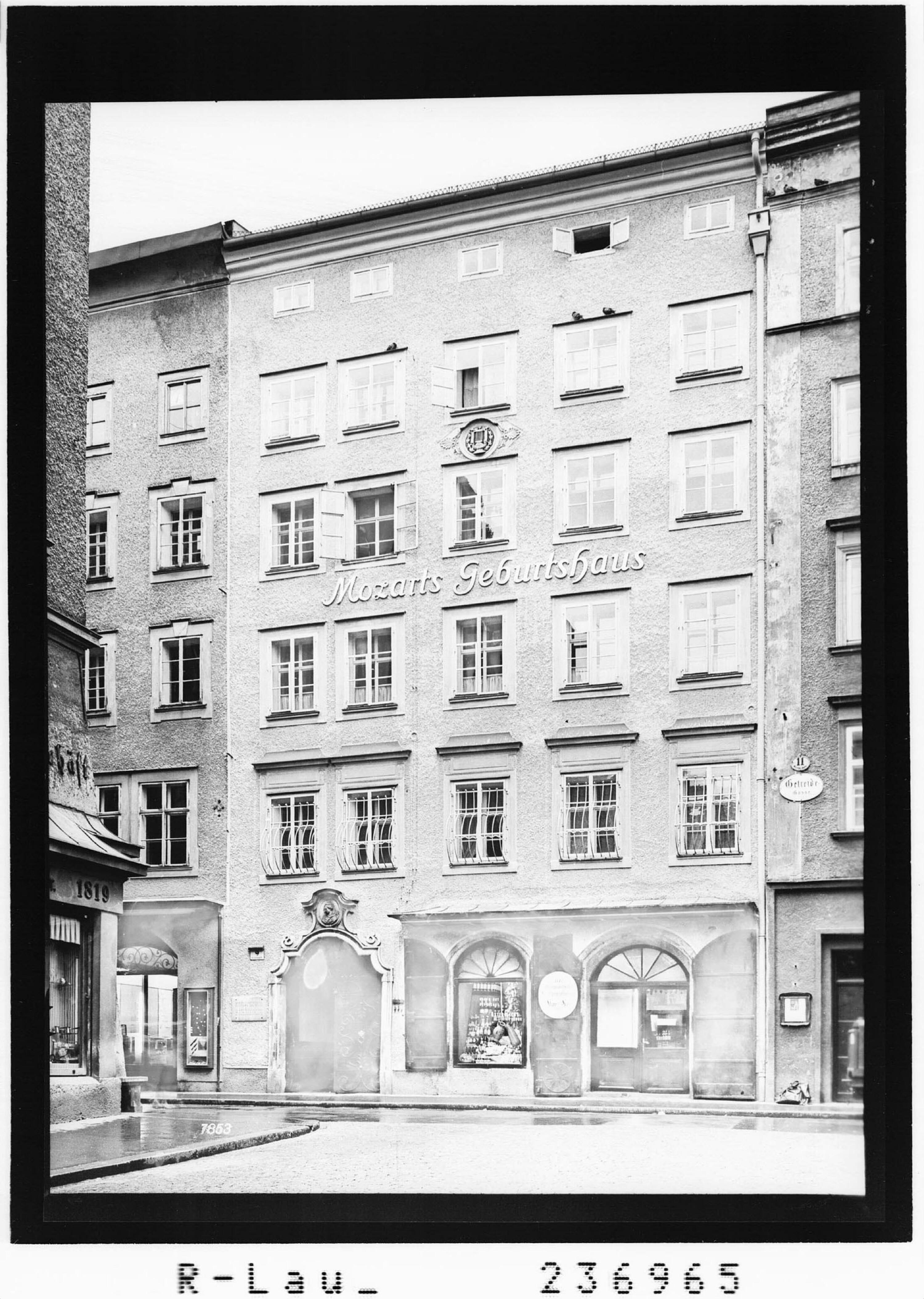 Mozarts Geburtshaus / Salzburg></div>


    <hr>
    <div class=