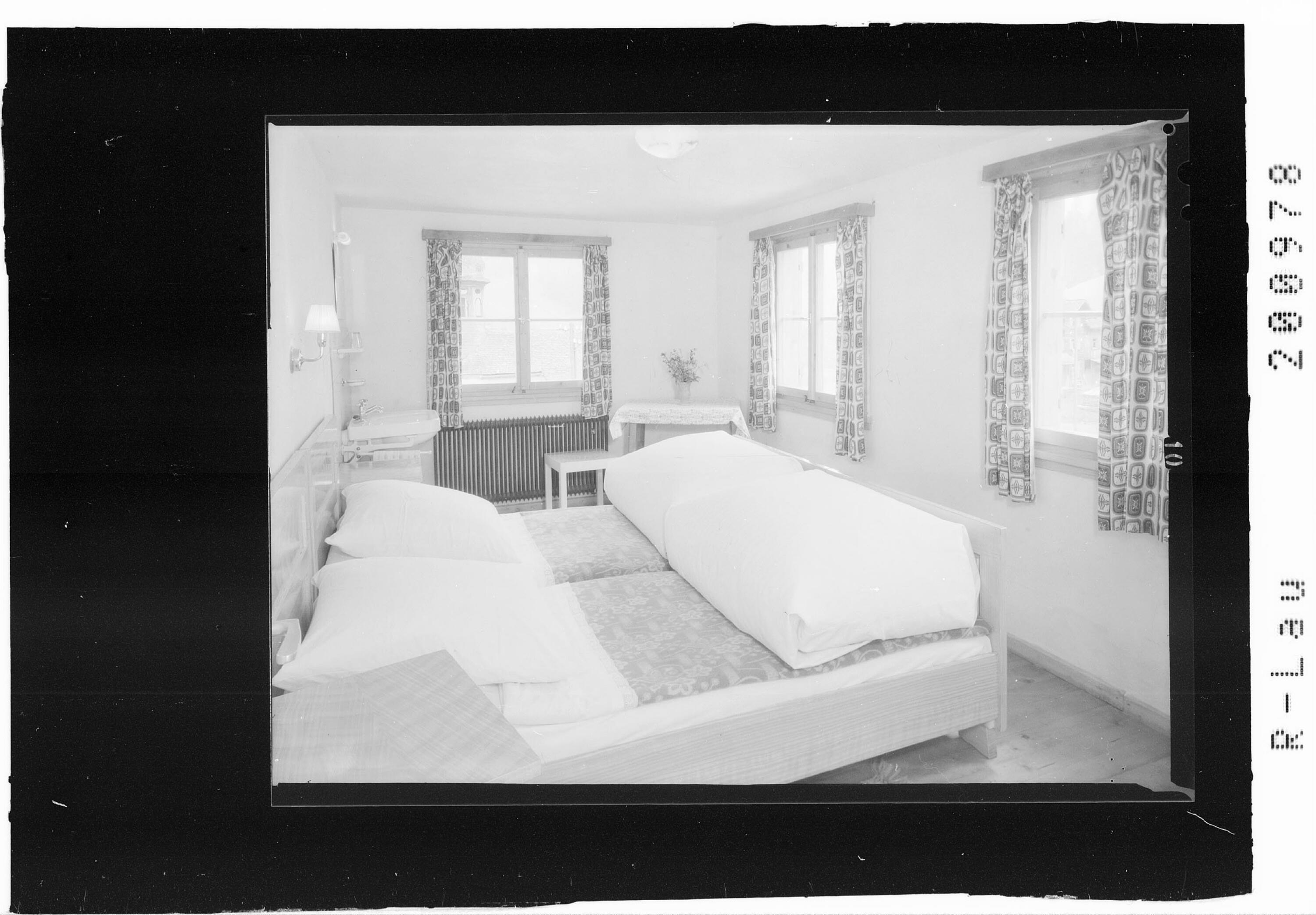 [Schlafzimmer im Gasthof Künzelspitze in Unterboden bei Schröcken]></div>


    <hr>
    <div class=