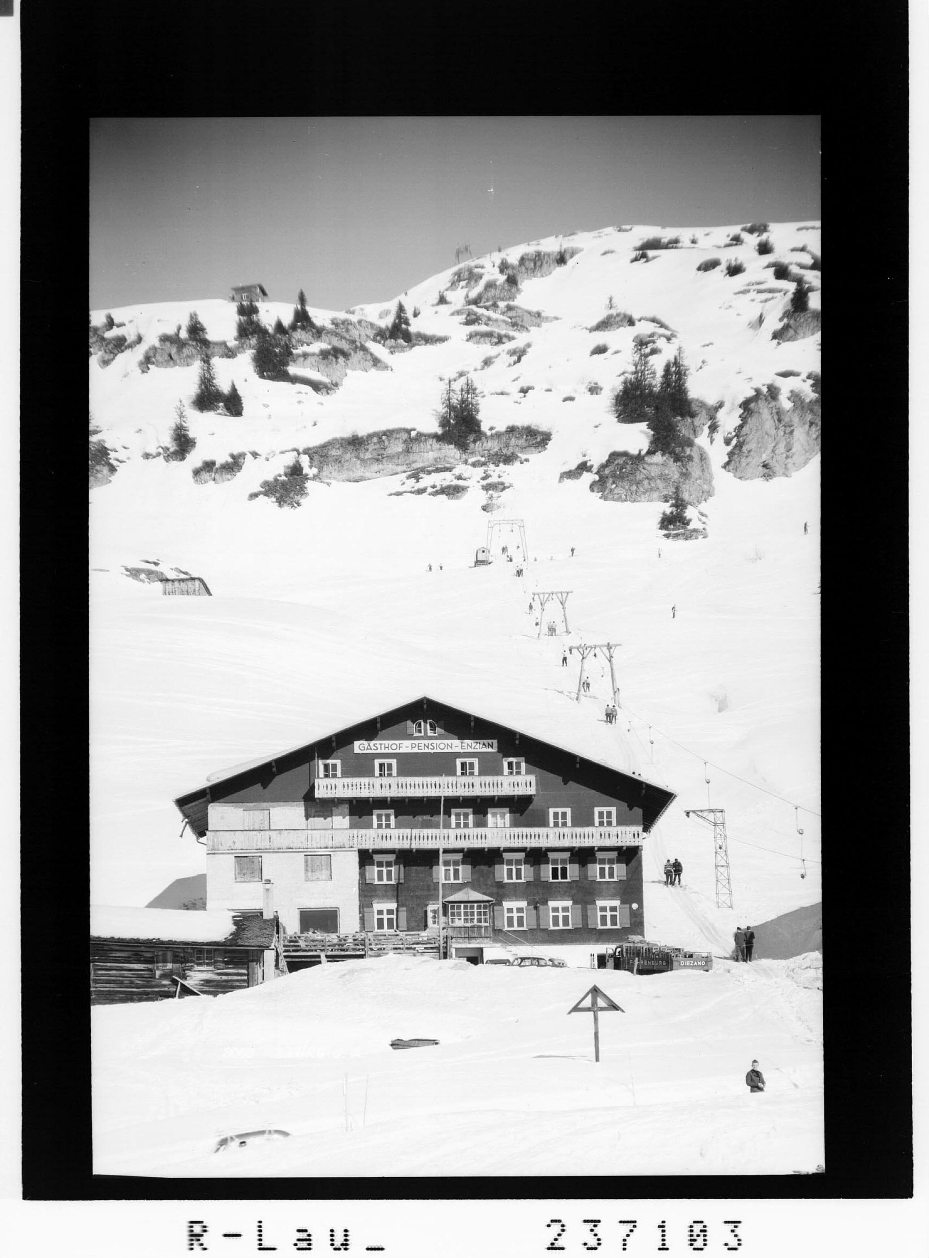 Zürs am Arlberg></div>


    <hr>
    <div class=
