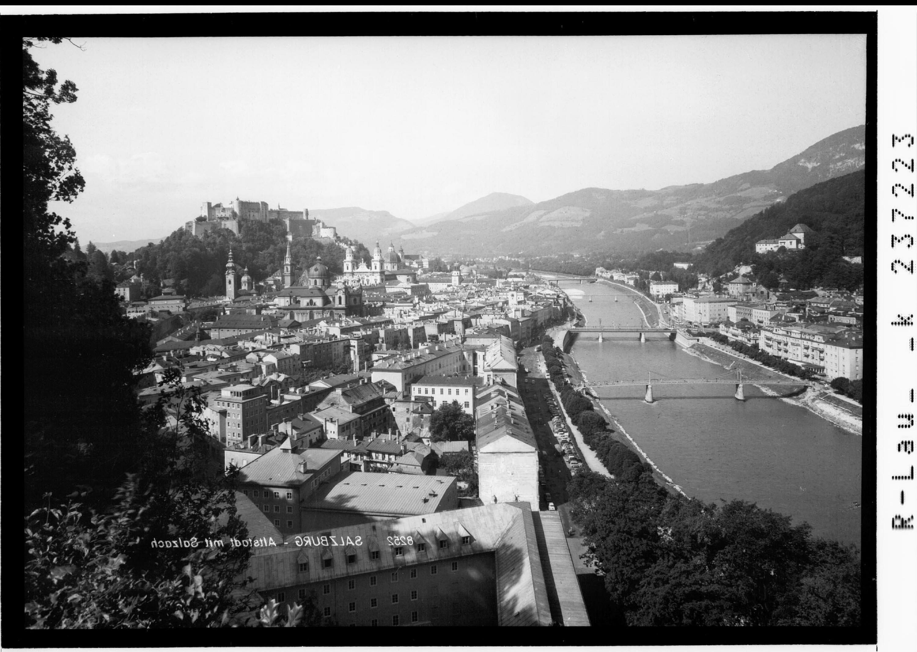 Salzburg - Altstadt mit Salzach></div>


    <hr>
    <div class=