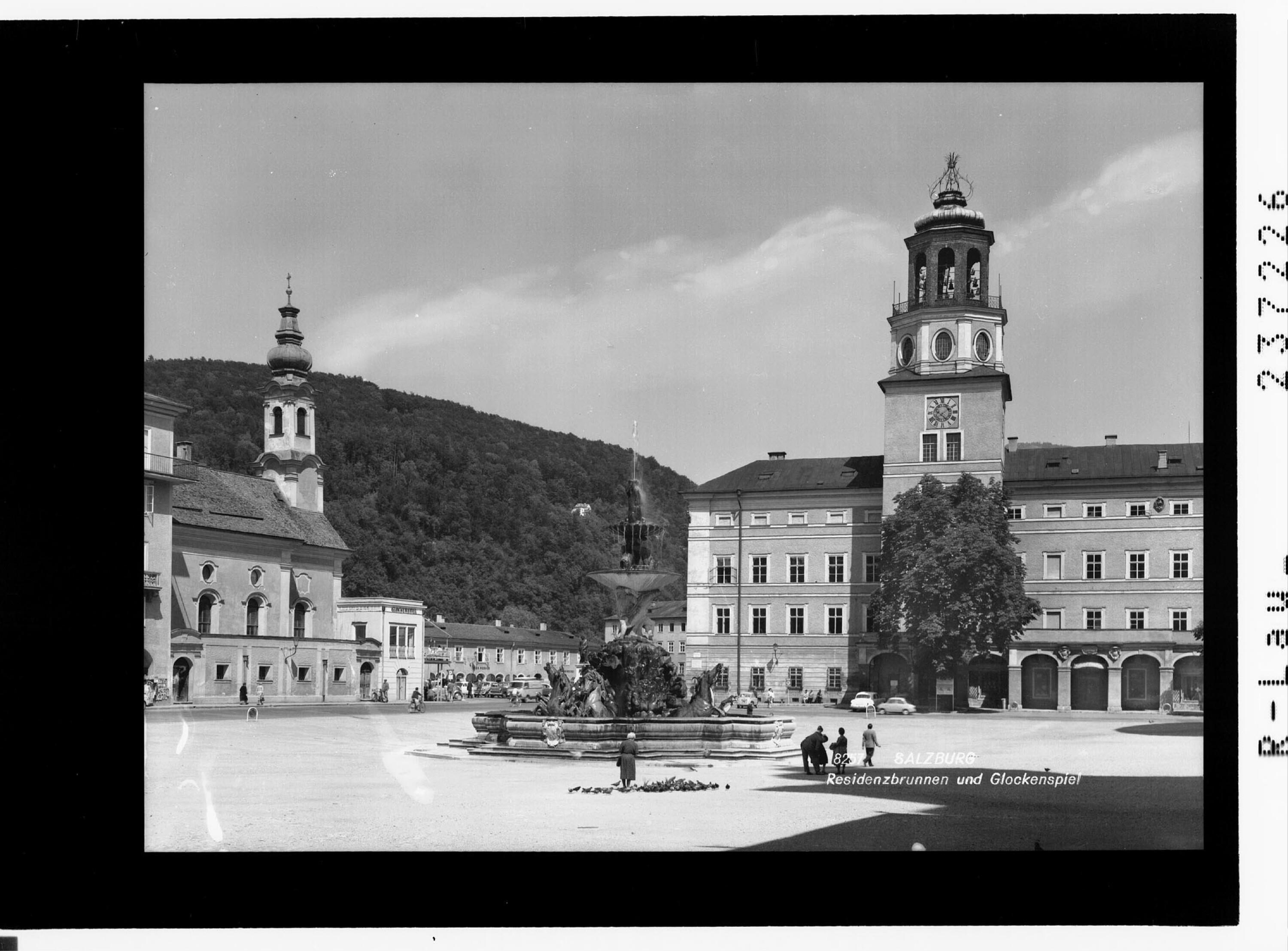 Salzburg / Residenzbrunnen und Glockenspiel></div>


    <hr>
    <div class=
