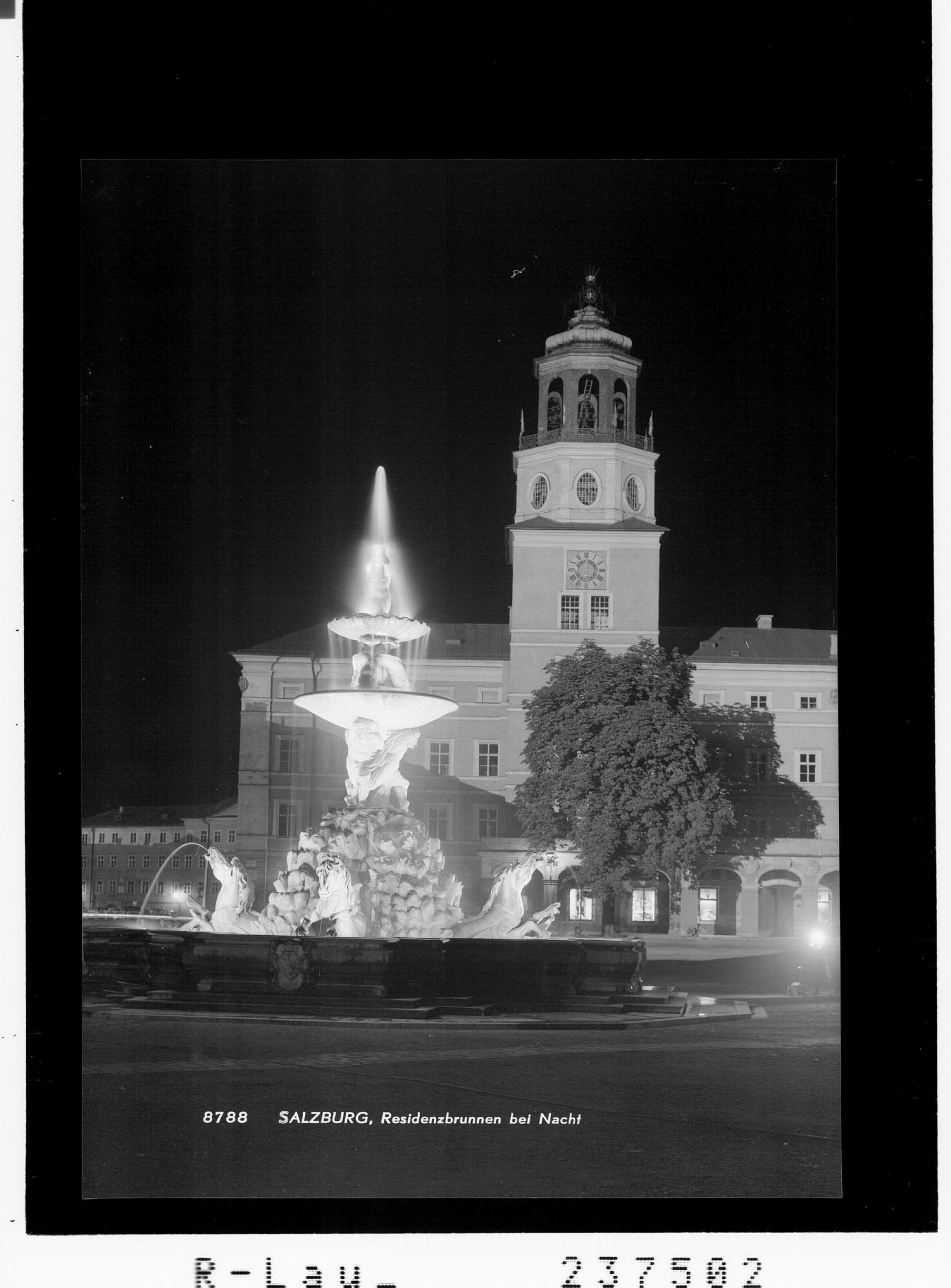 Salzburg / Residenzbrunnen bei Nacht></div>


    <hr>
    <div class=