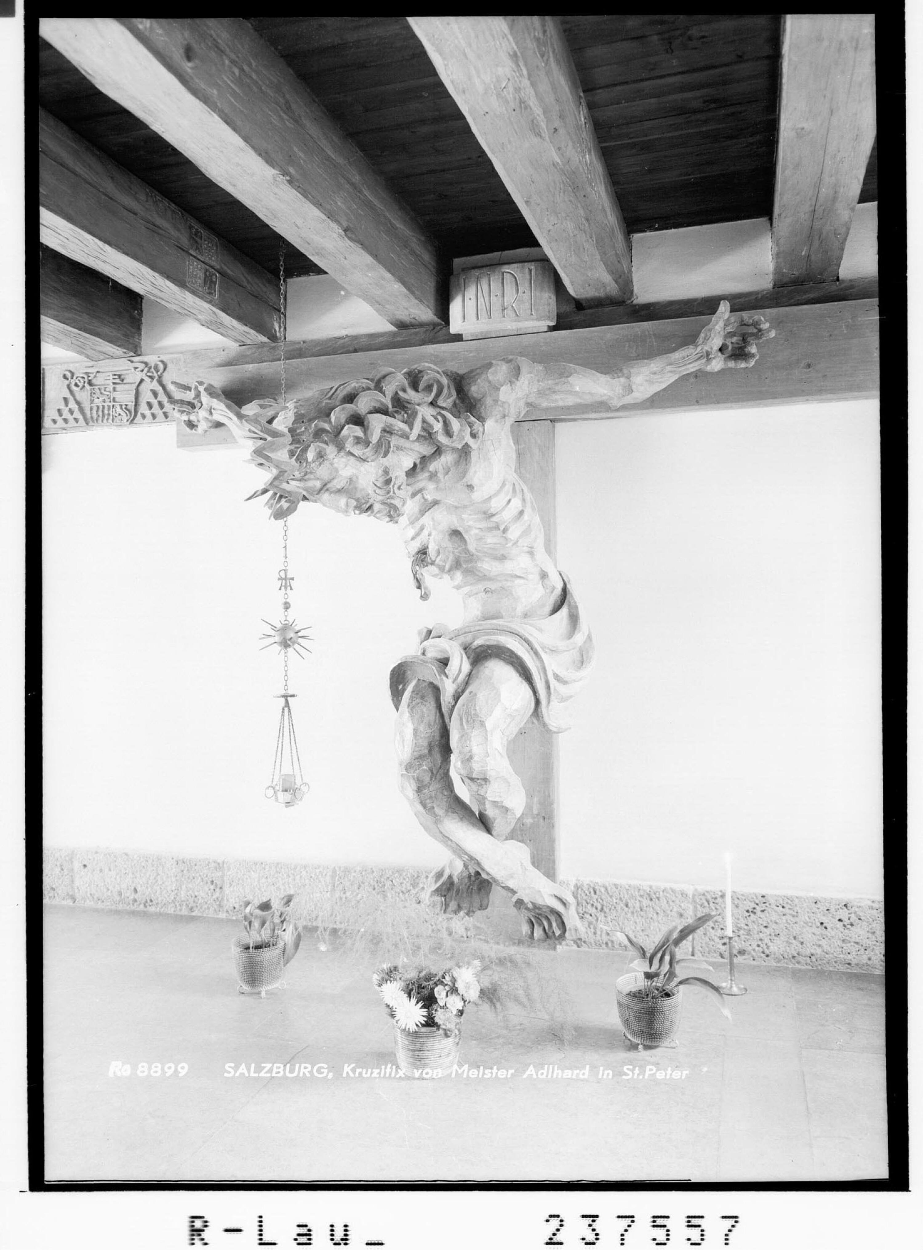 Salzburg / Kruzifix von Meister Jakob Adlhard in St.Peter></div>


    <hr>
    <div class=