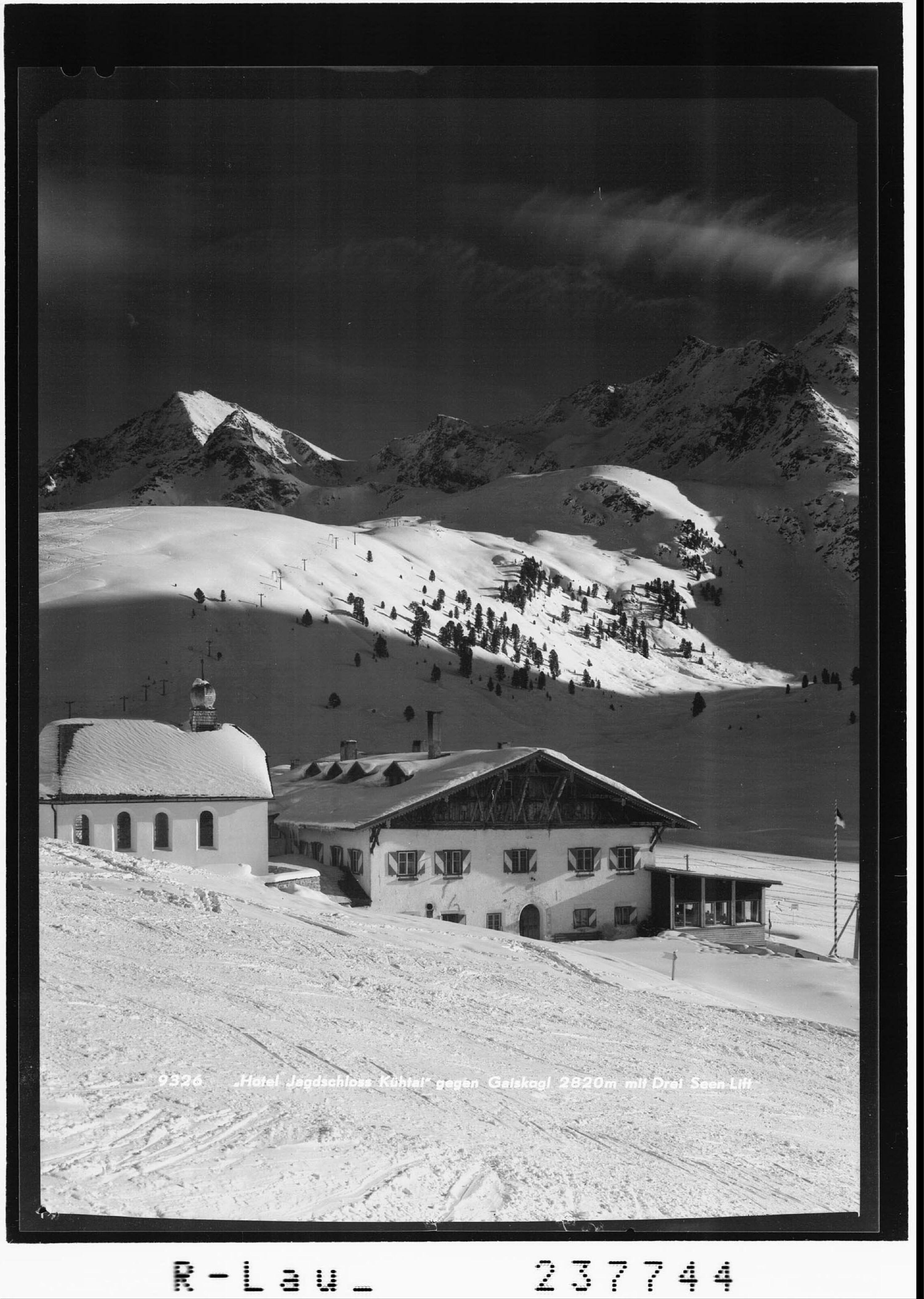 Hotel Jagdschloss / Kühtai gegen Gaiskogel 2820 m und Drei Seen Lift></div>


    <hr>
    <div class=