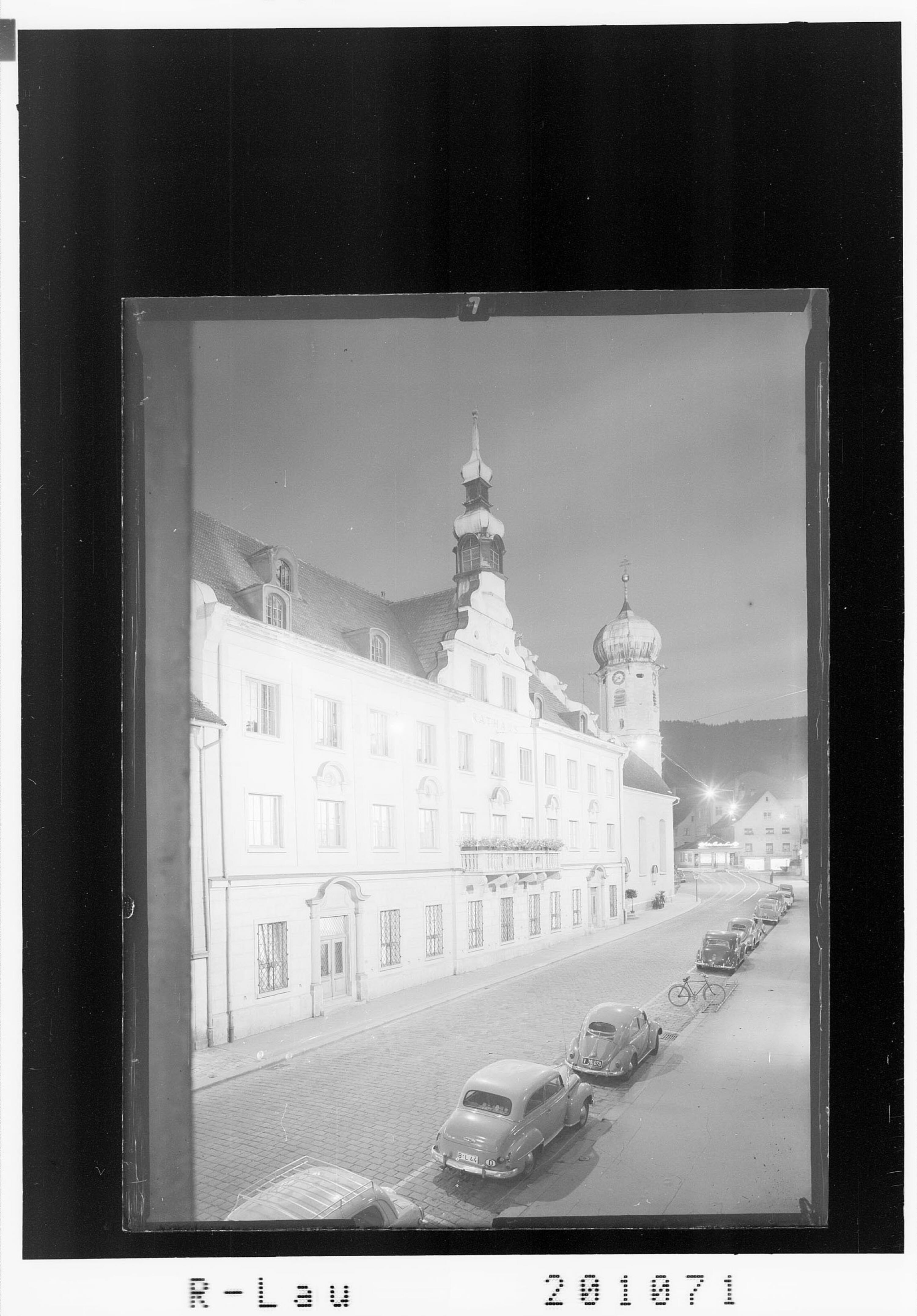 Bregenz / Rathaus mit Seekapelle bei Nacht></div>


    <hr>
    <div class=