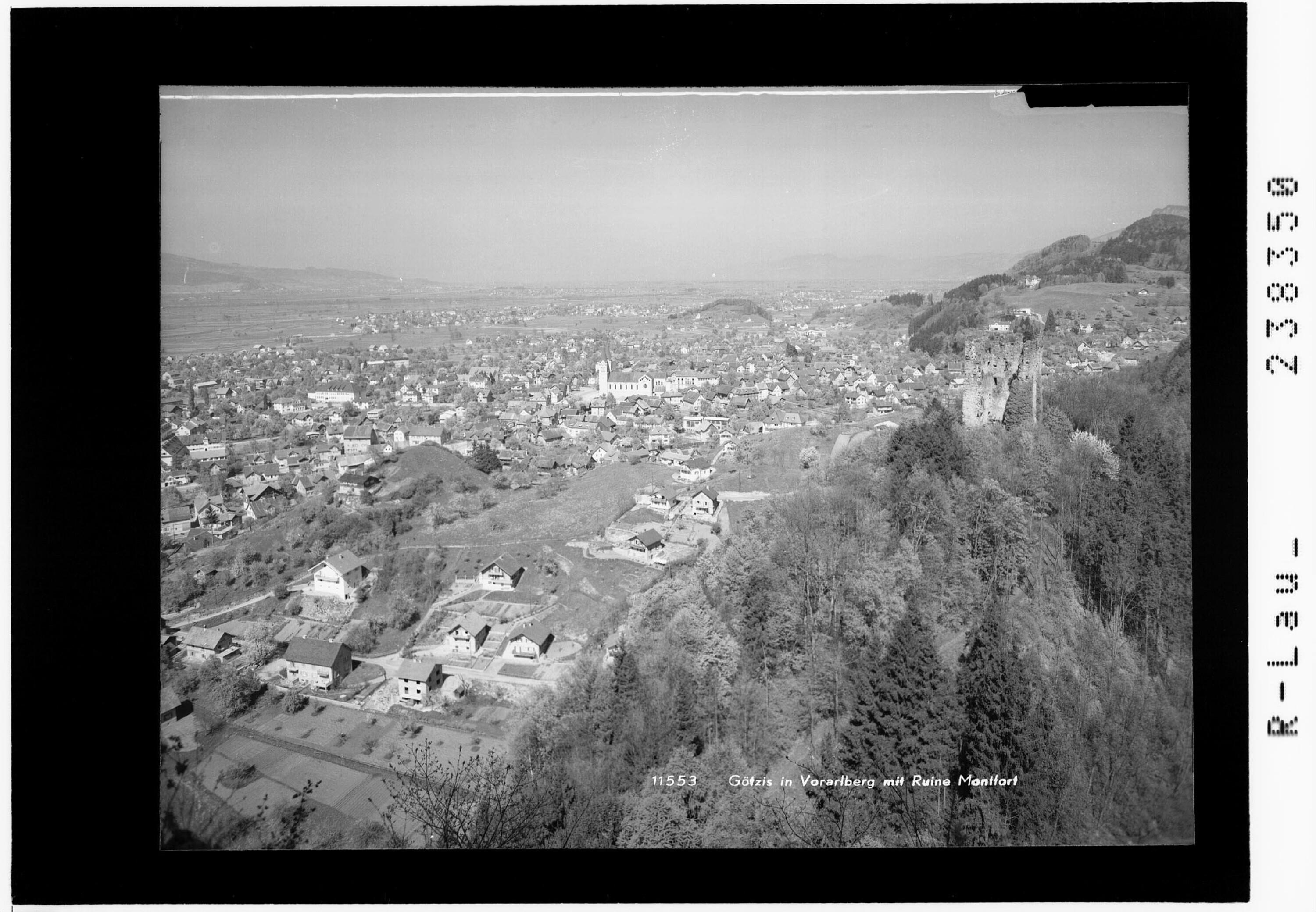 Götzis in Vorarlberg mit Ruine Montfort></div>


    <hr>
    <div class=