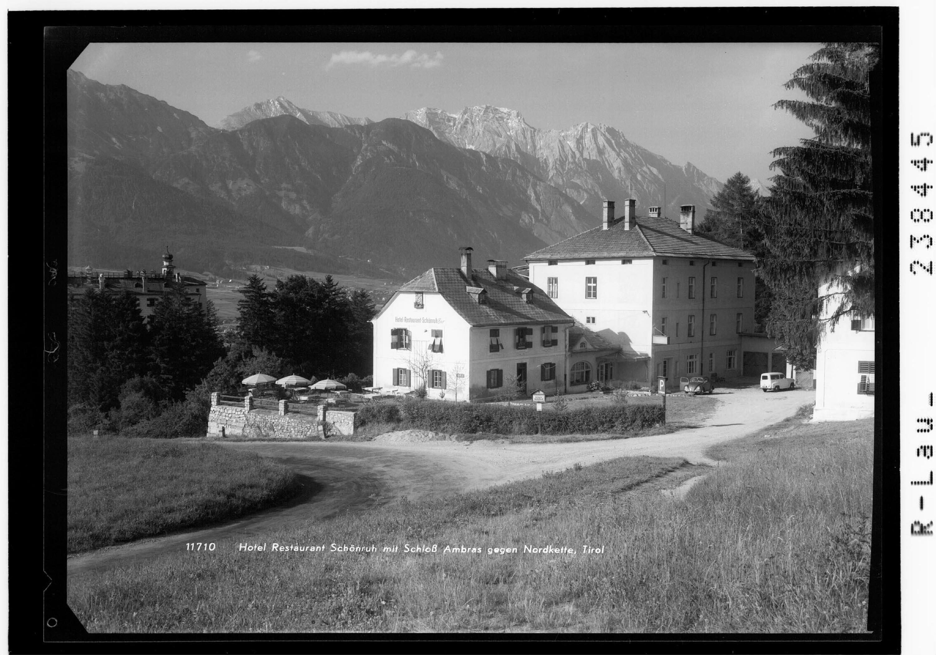 Hotel Schönruh mit Schloss Ambras gegen Bettelwurf / Tirol></div>


    <hr>
    <div class=