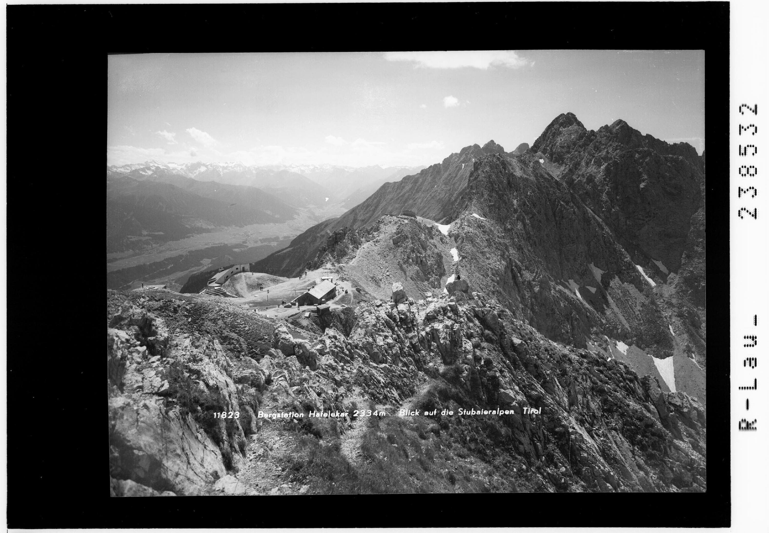 Bergstation Hafelekar 2334 m / Blick auf die Stubaieralpen / Tirol></div>


    <hr>
    <div class=