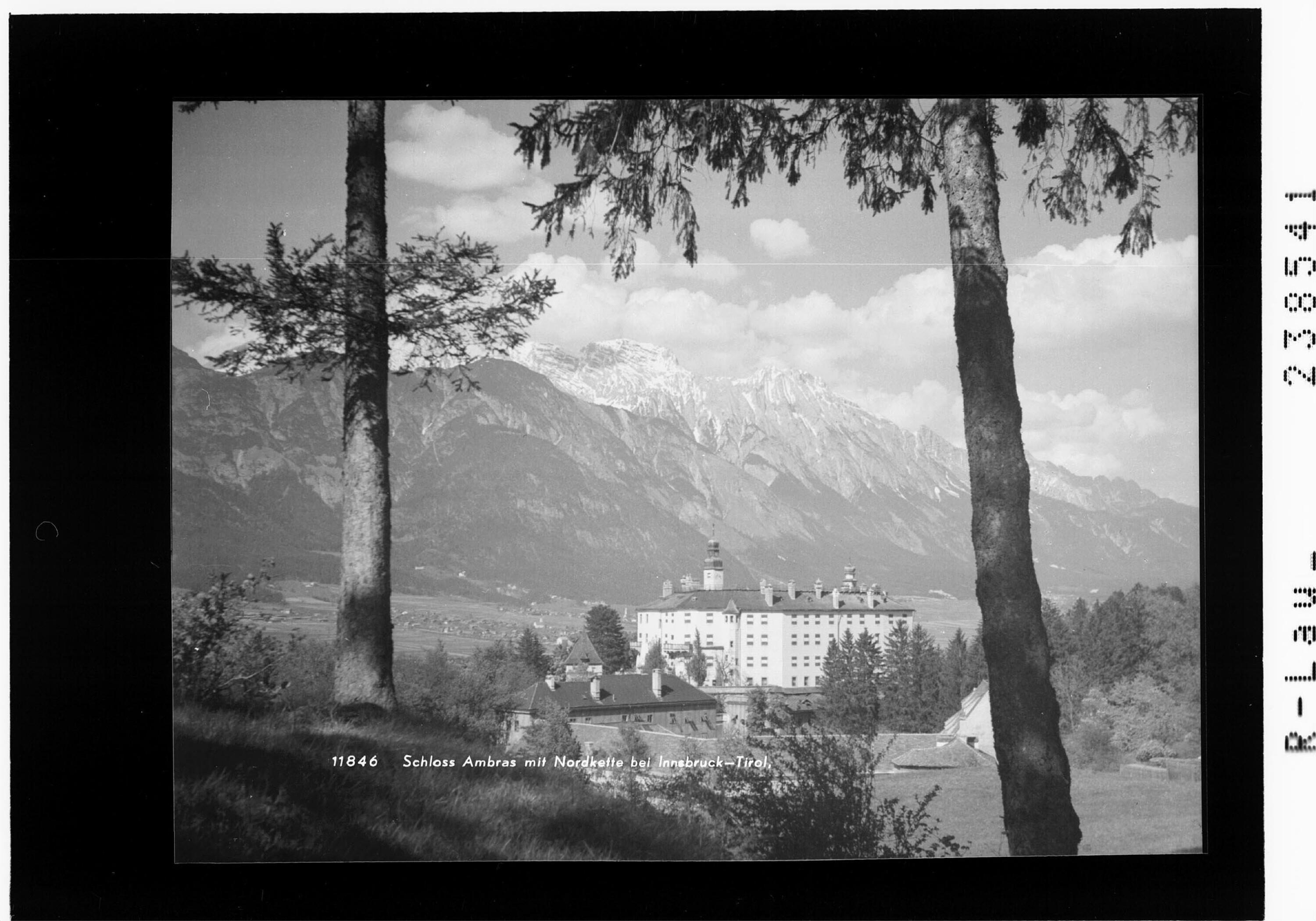 Schloss Ambras mit Nordkette bei Innsbruck - Tirol></div>


    <hr>
    <div class=