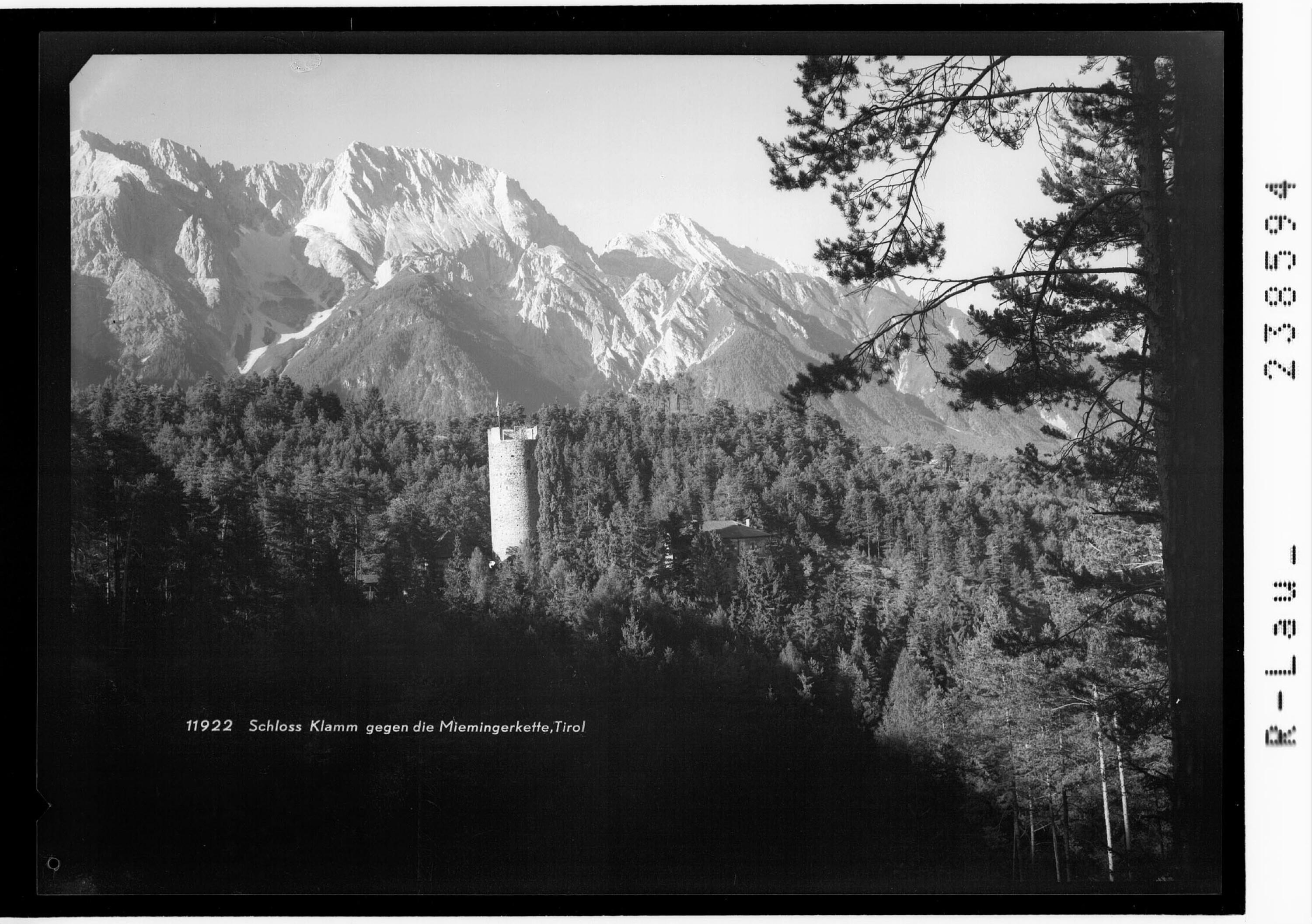 Schloss Klamm gegen die Miemingerkette / Tirol></div>


    <hr>
    <div class=