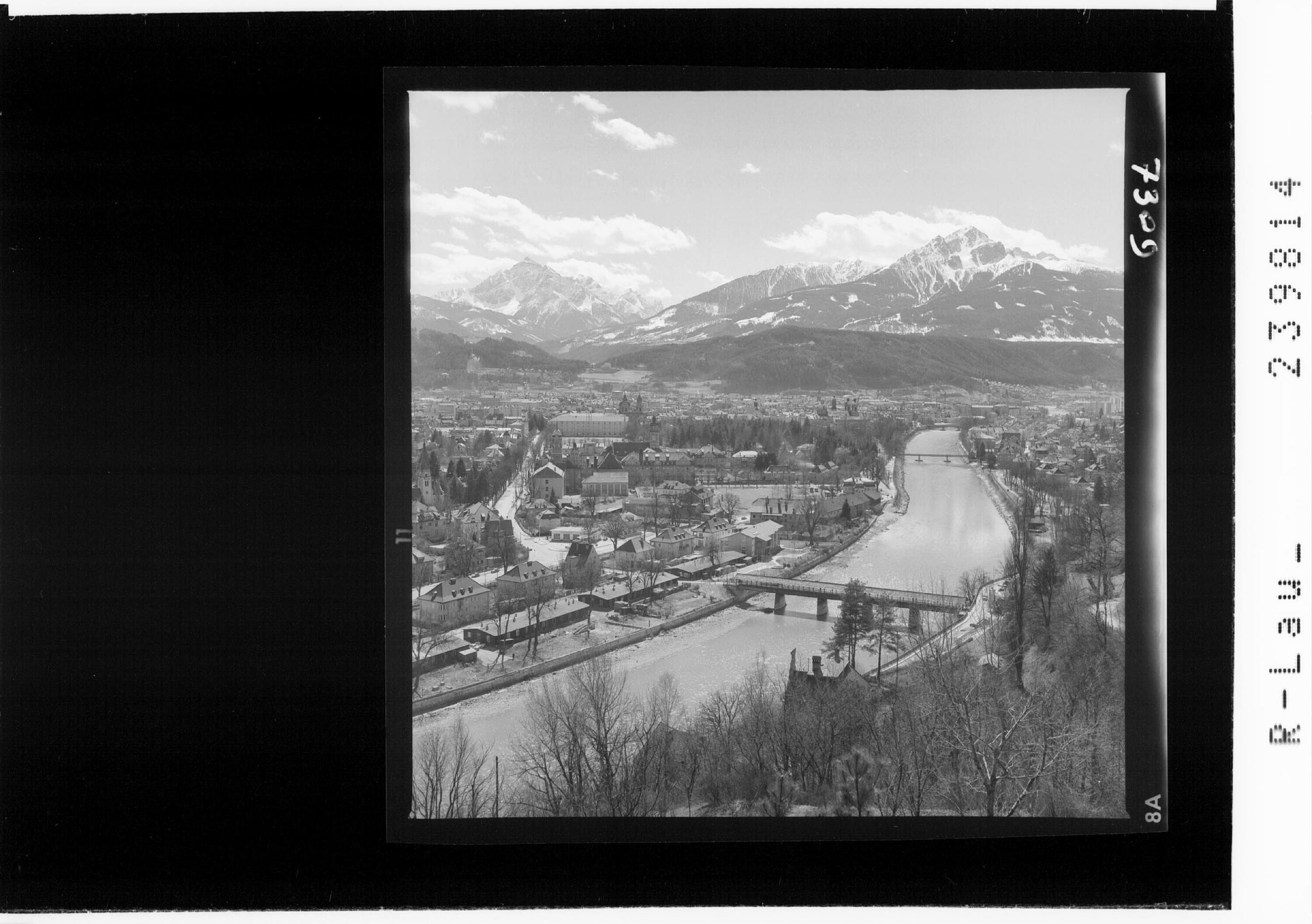 [Blick auf Innsbruck gegen Serles und Nockspitze]></div>


    <hr>
    <div class=