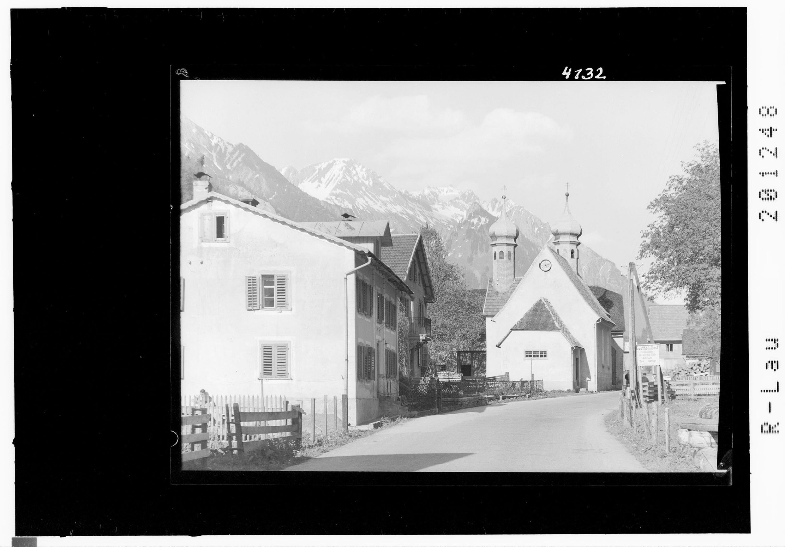 [Kirche in Dalaas gegen Lechtaler Alpen]></div>


    <hr>
    <div class=