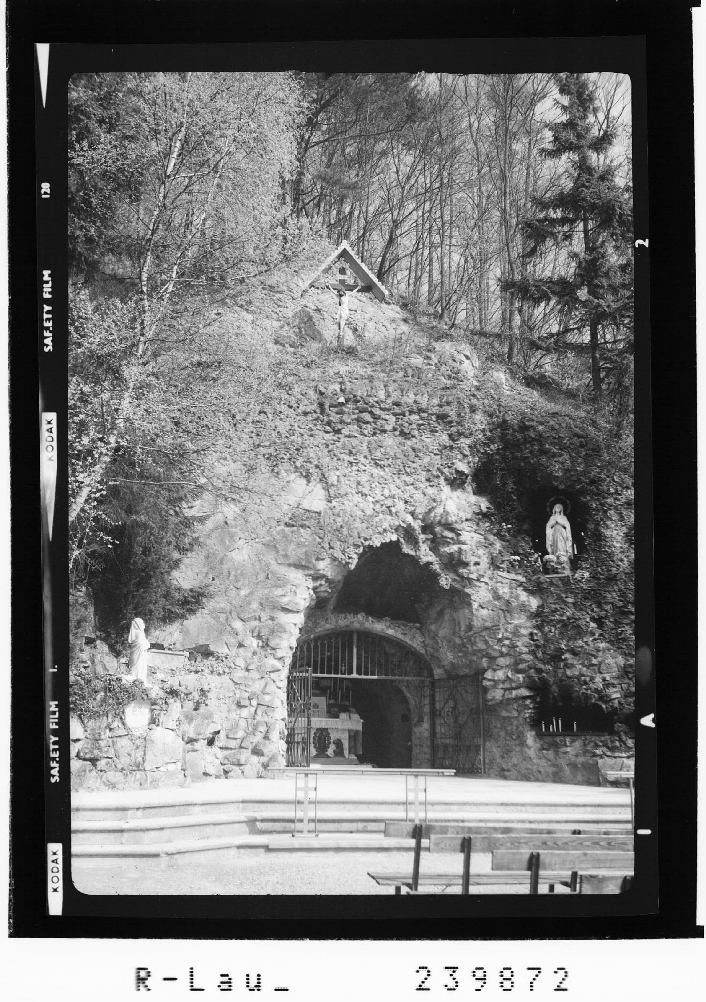 [Lourdes-Grotte im Wienerwald]></div>


    <hr>
    <div class=