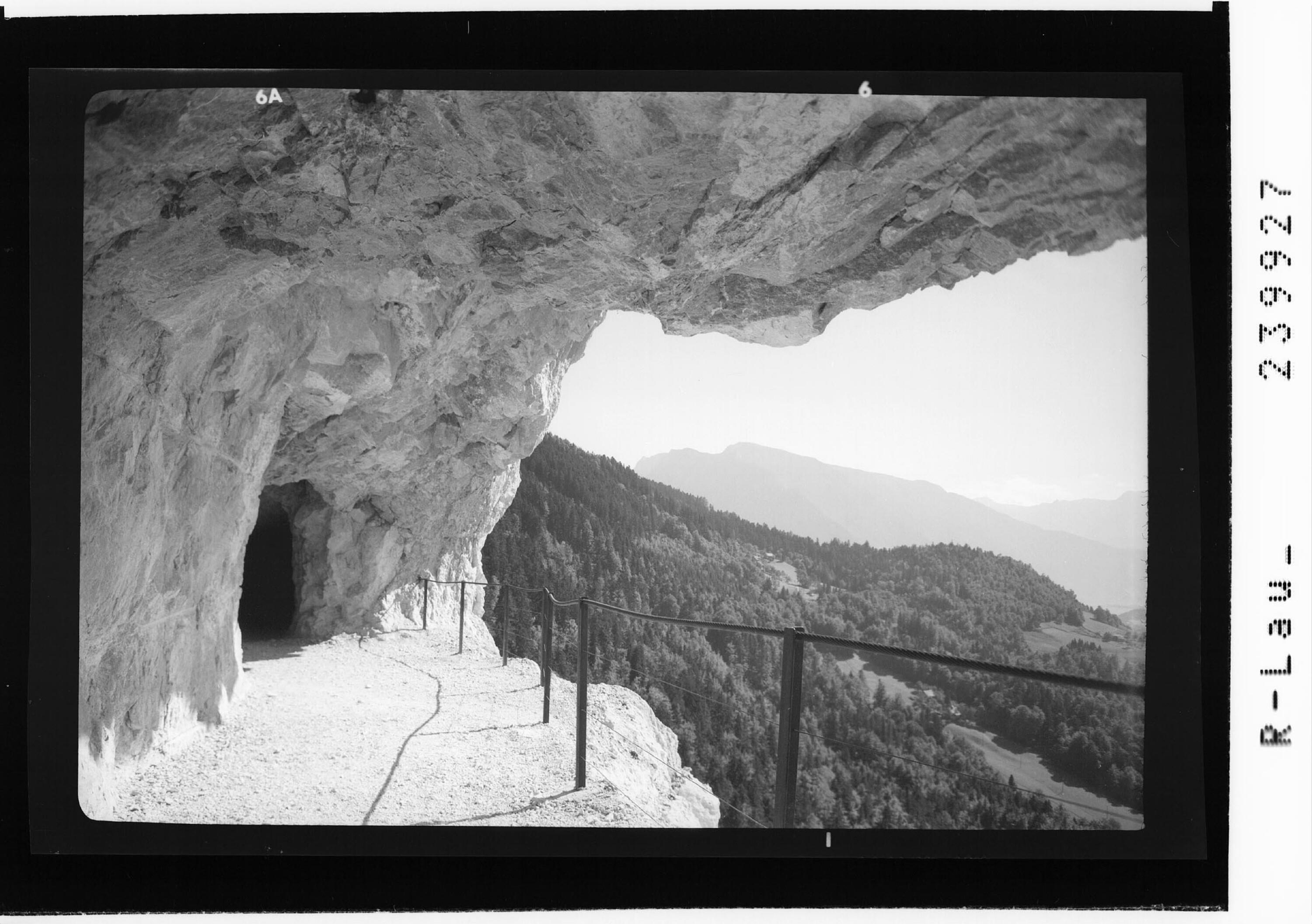 [Höhenpromenade mit Tunnel in der Ewigen Wand bei Bad Goisern]></div>


    <hr>
    <div class=