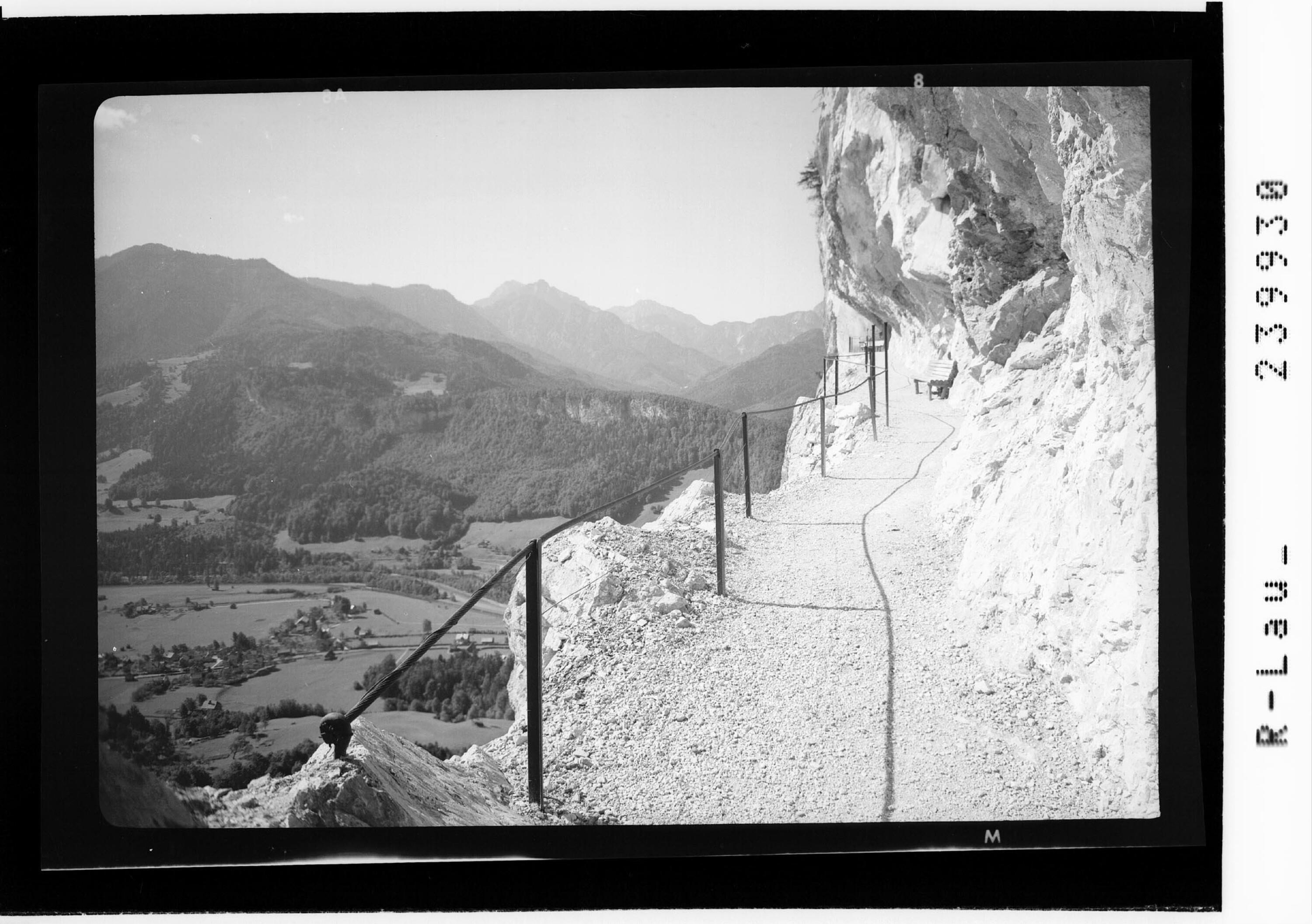 [Am Höhenweg in der Ewigen Wand bei Bad Goisern mit Blick zum Gamsfeld]></div>


    <hr>
    <div class=