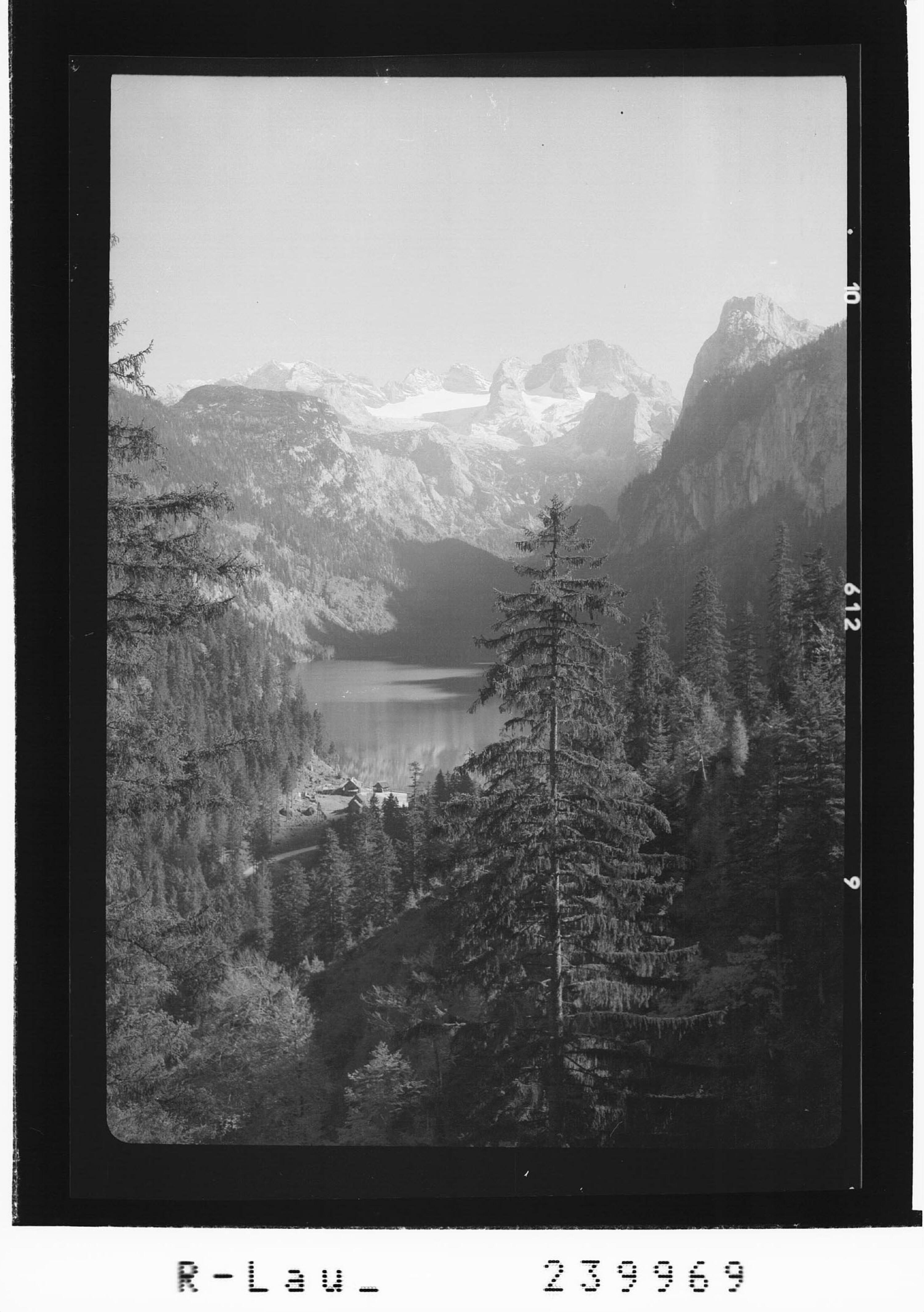 [<<Der>> Vordere Gosausee mit Blick in den Dachstein]></div>


    <hr>
    <div class=