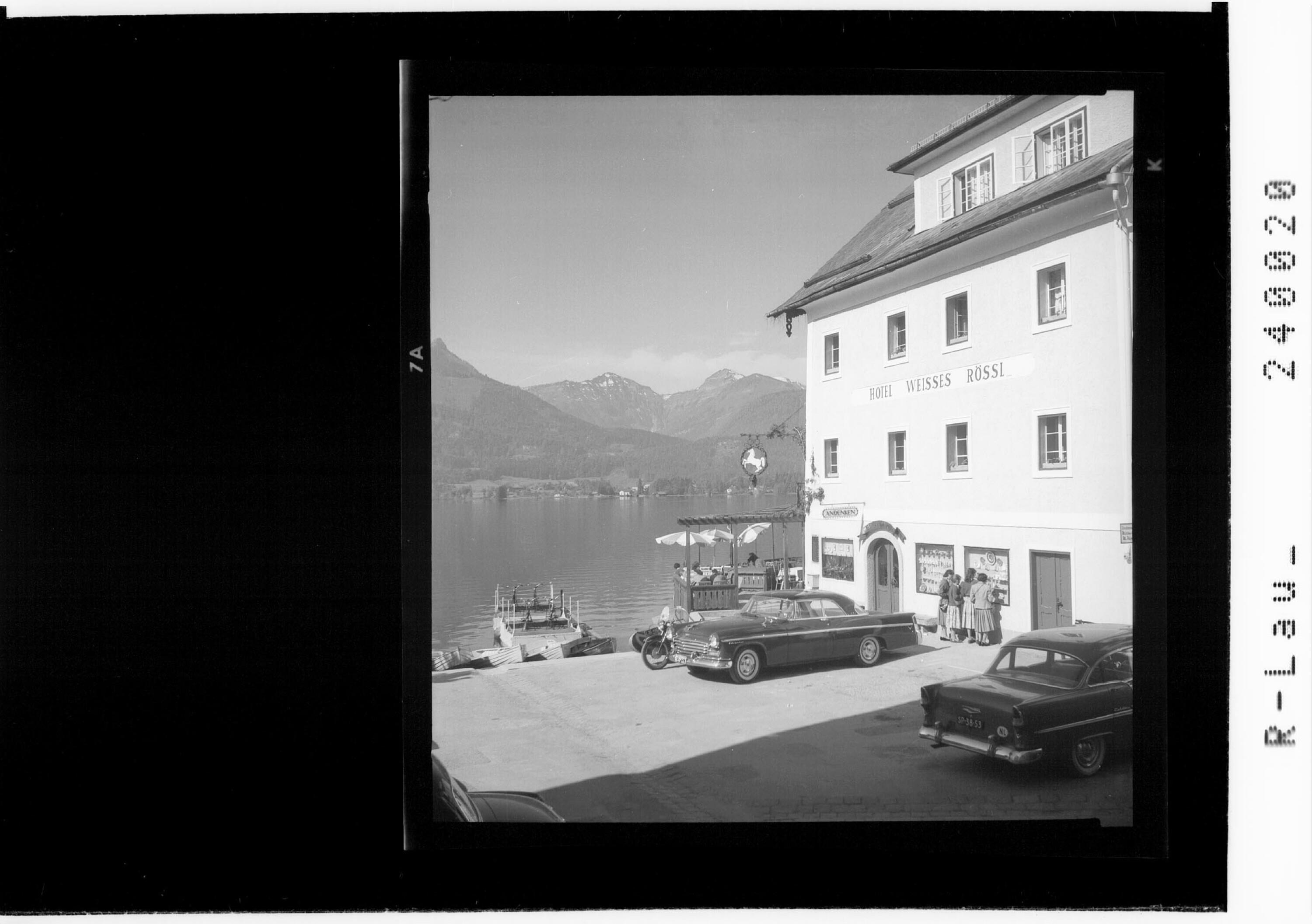 [Hotel Weisses Rössl in St. Wolfgang mit Blick zum Osterhorn]></div>


    <hr>
    <div class=