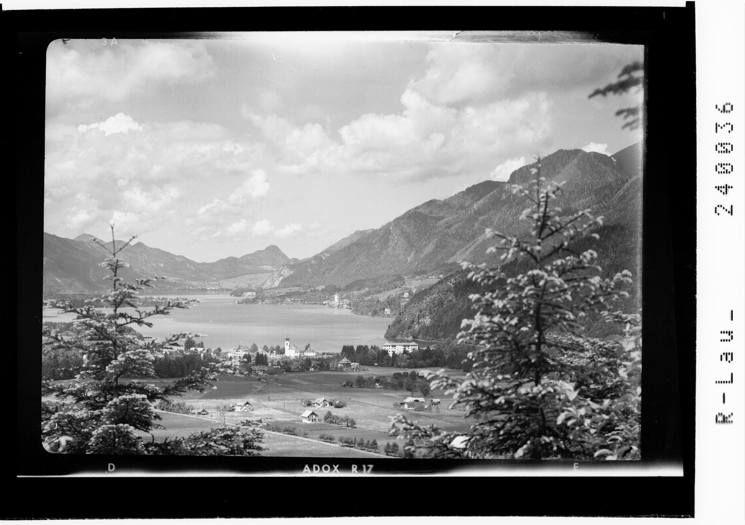 [Wolfgangsee mit den Alpenbädern Strobl und St. Wolfgang]></div>


    <hr>
    <div class=