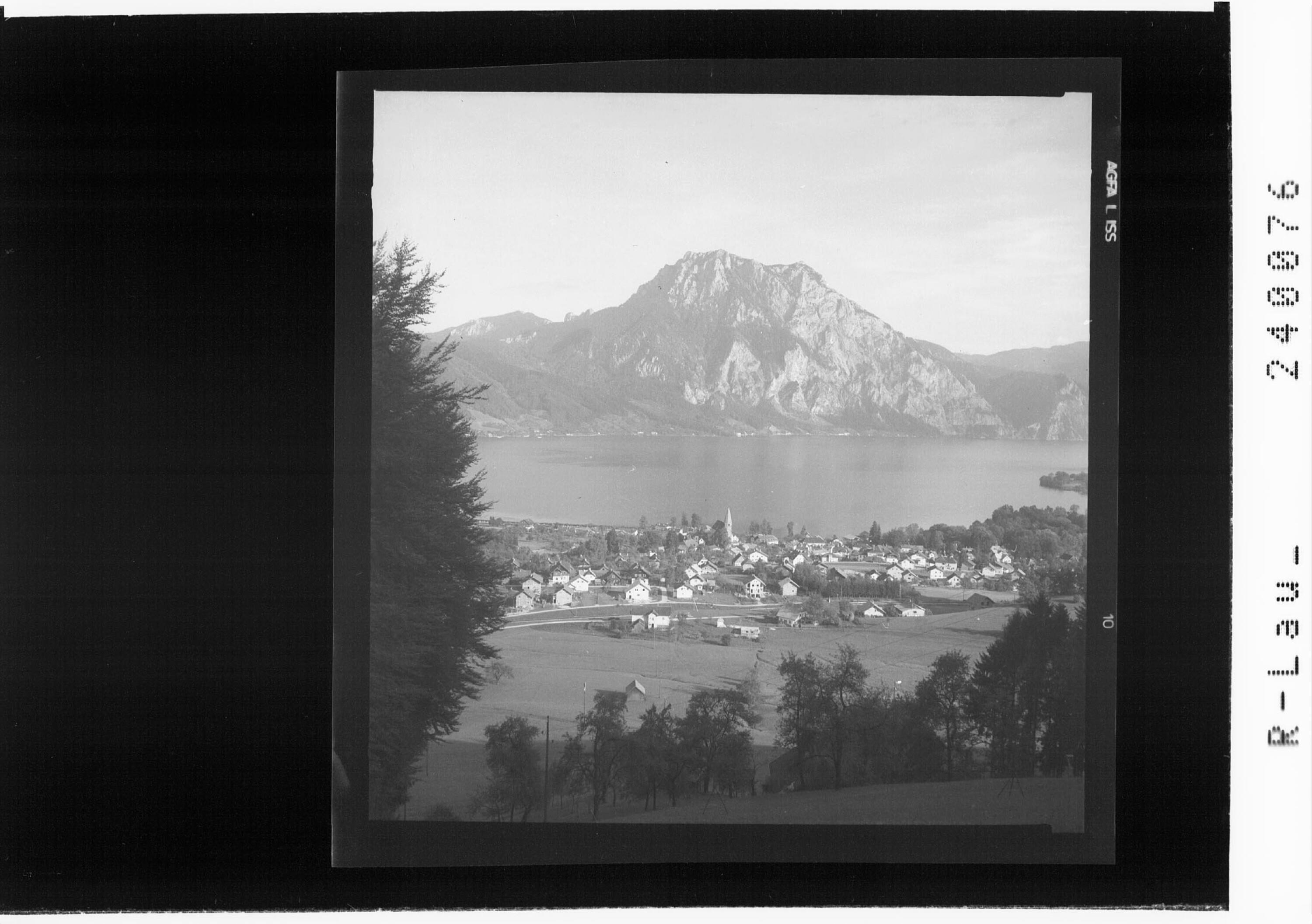 [Altmünster am Traunsee gegen den Traunstein / Salzkammergut]></div>


    <hr>
    <div class=