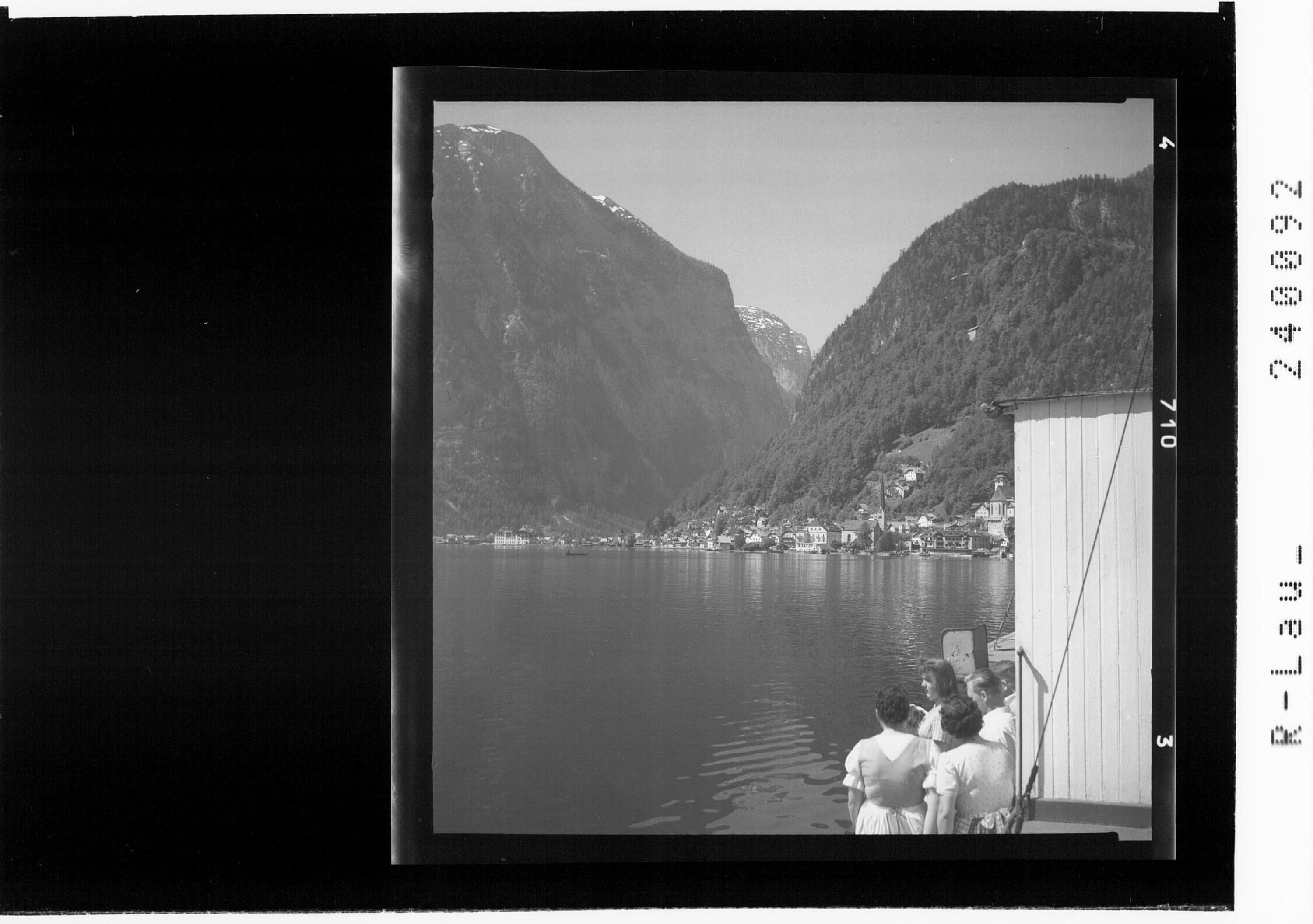 [Blick auf Hallstatt und Lahn]></div>


    <hr>
    <div class=