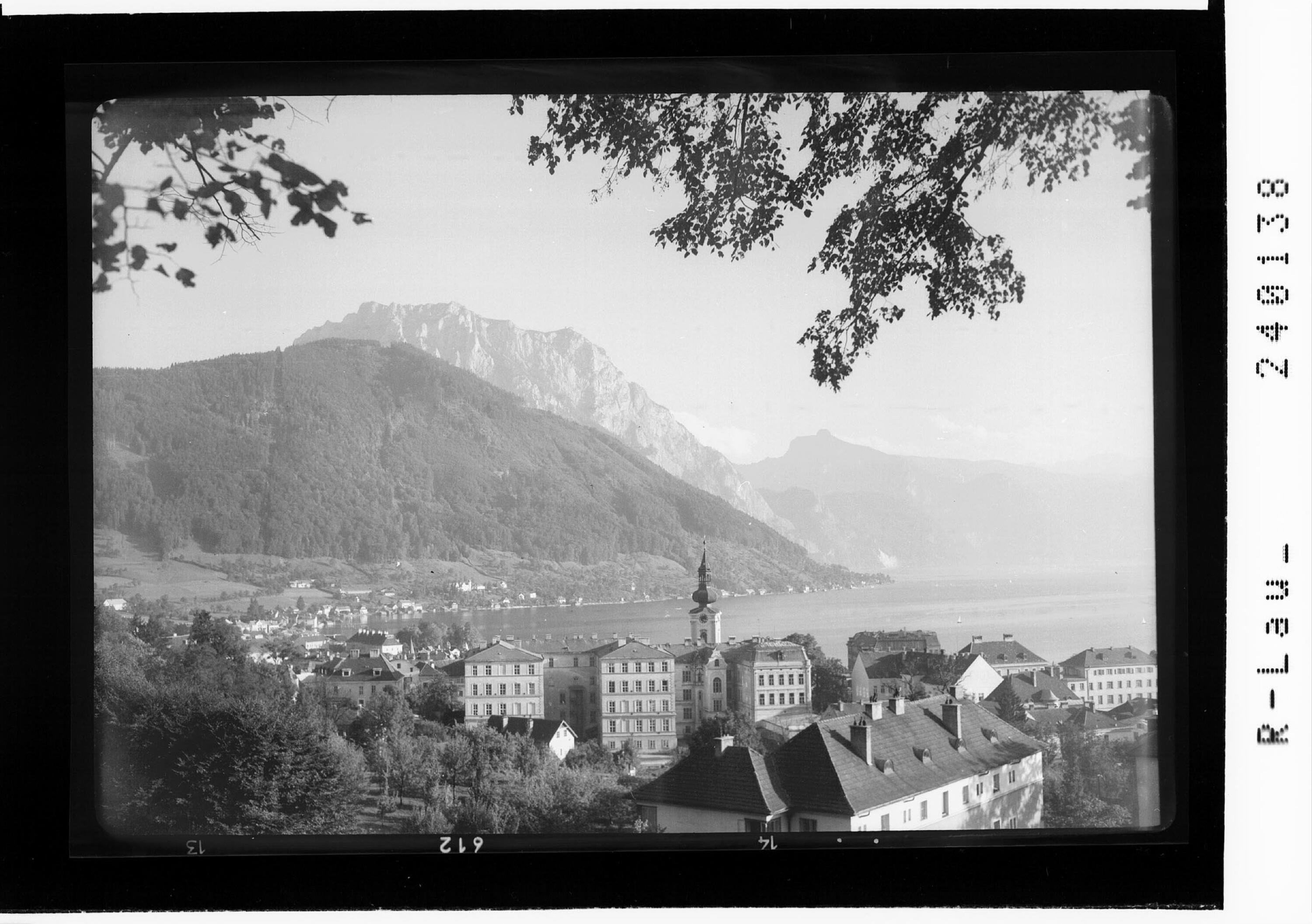 [Gmunden gegen Traunstein und Schlafende Griechin / Salzkammergut]></div>


    <hr>
    <div class=