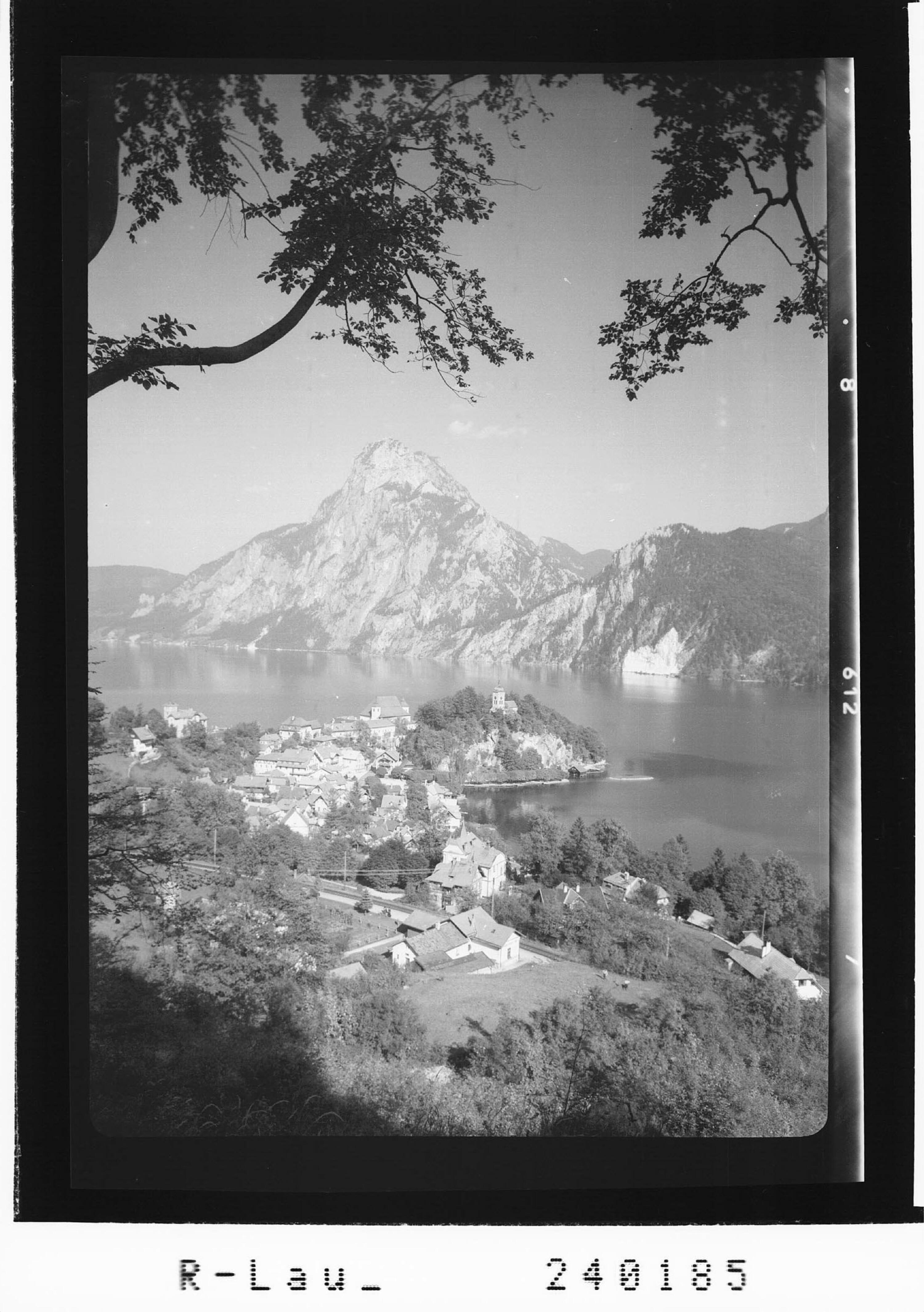 [Traunkirchen am Traunsee mit Blick zum Traunstein / Salzkammergut]></div>


    <hr>
    <div class=