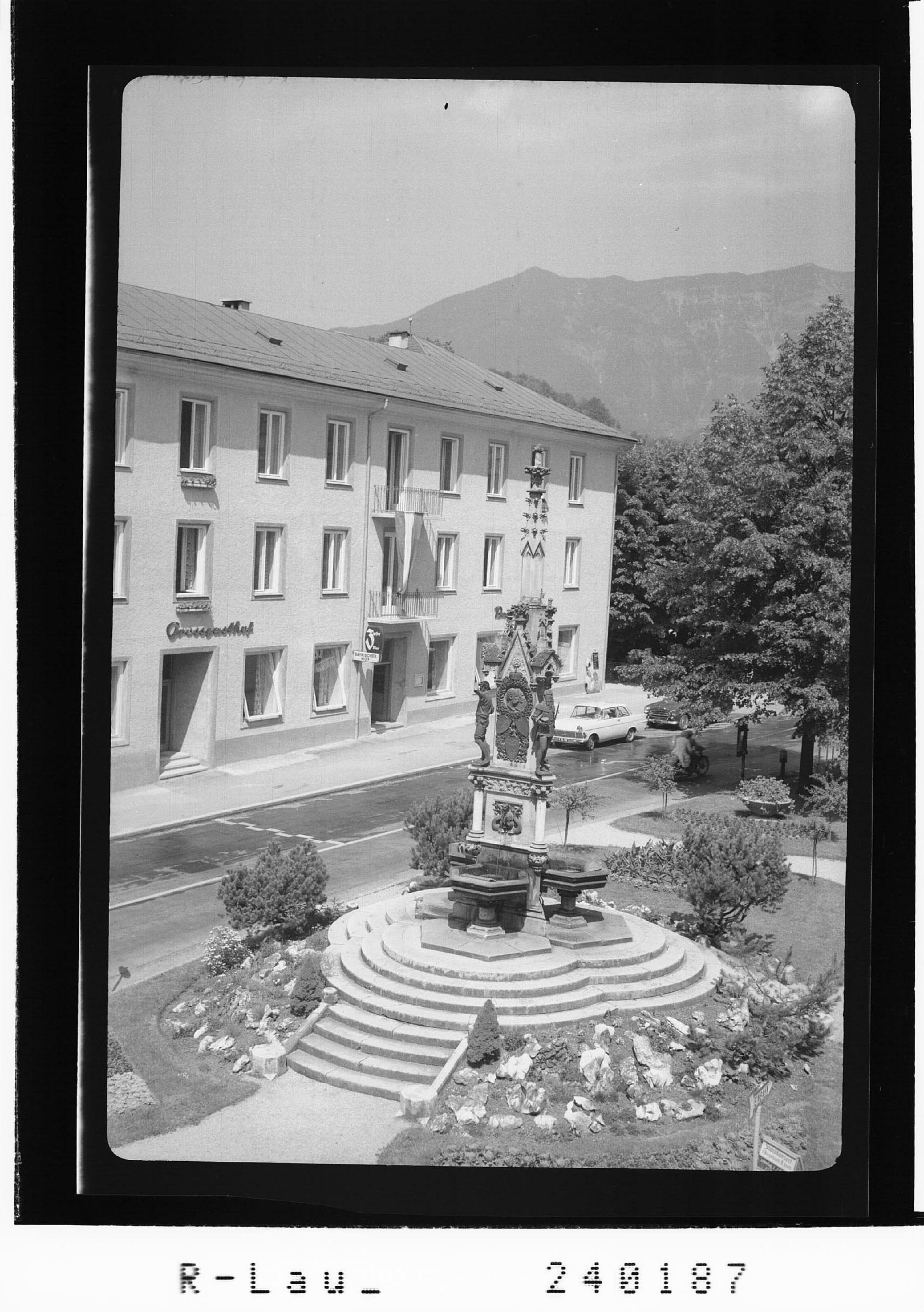 [Grossgasthof in Bad Ischl mit Blick zum Gartenzinken / Salzkammergut]></div>


    <hr>
    <div class=