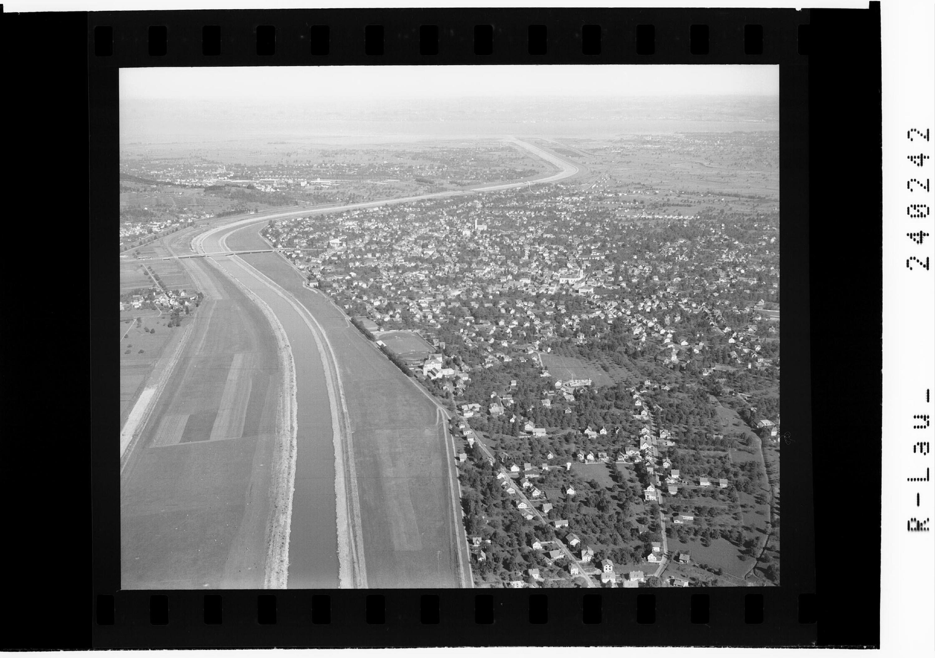 [Blick auf Lustenau gegen den Bodensee / Vorarlberg]></div>


    <hr>
    <div class=