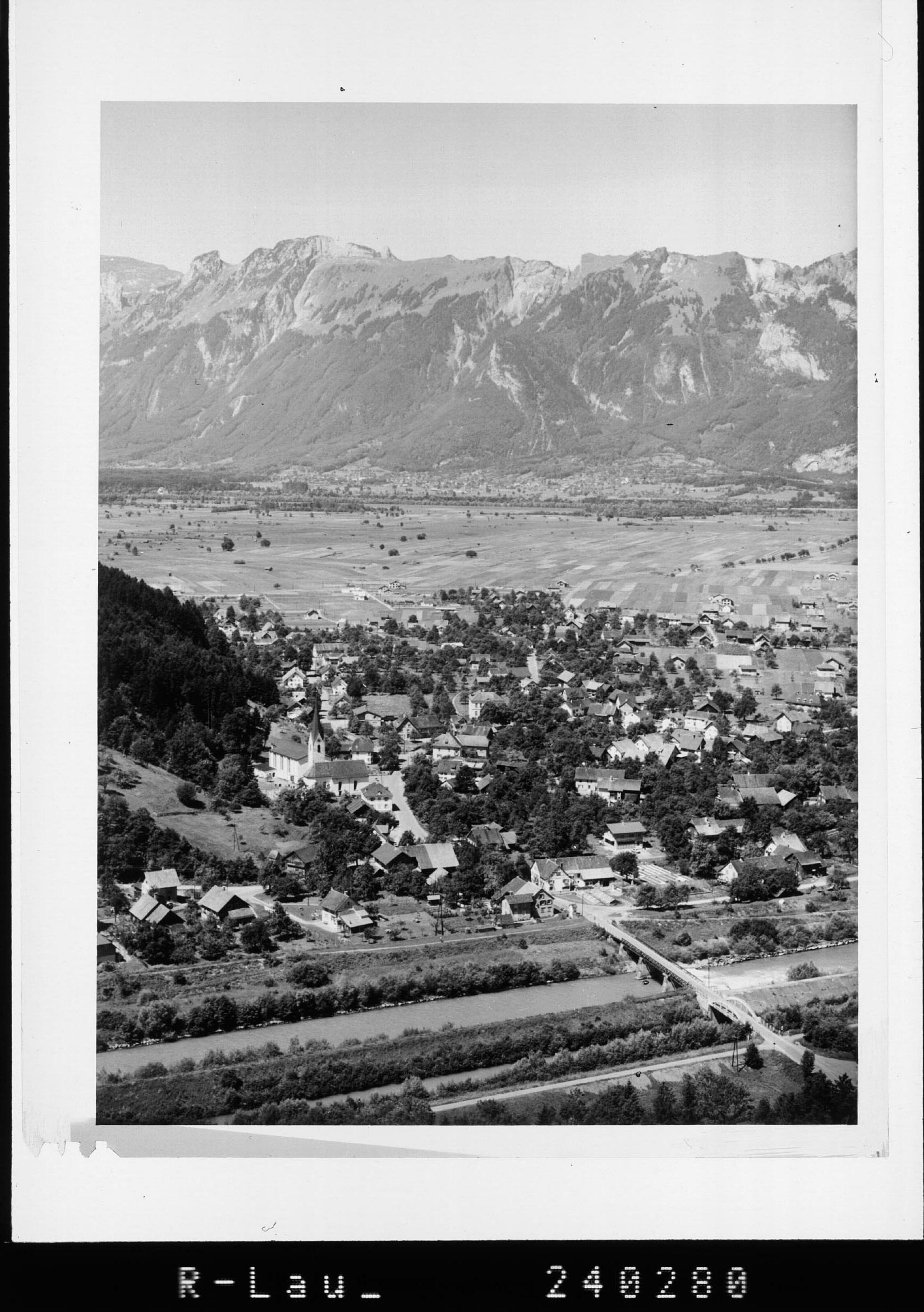 [Nofels bei Feldkirch gegen Alpsteingruppe]></div>


    <hr>
    <div class=