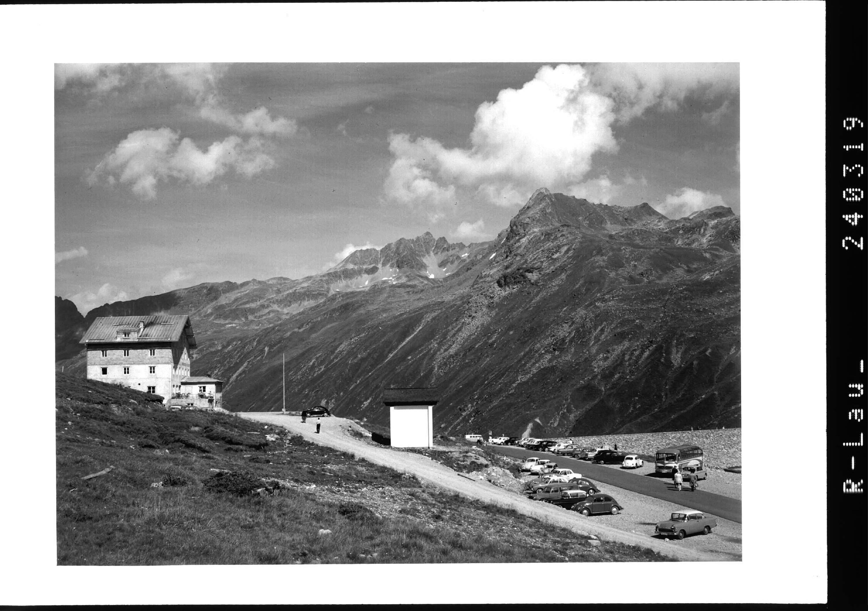 [Alpengasthof Piz Buin auf der Bieler Höhe gegen Bodmerspitze und Hennagrat]></div>


    <hr>
    <div class=
