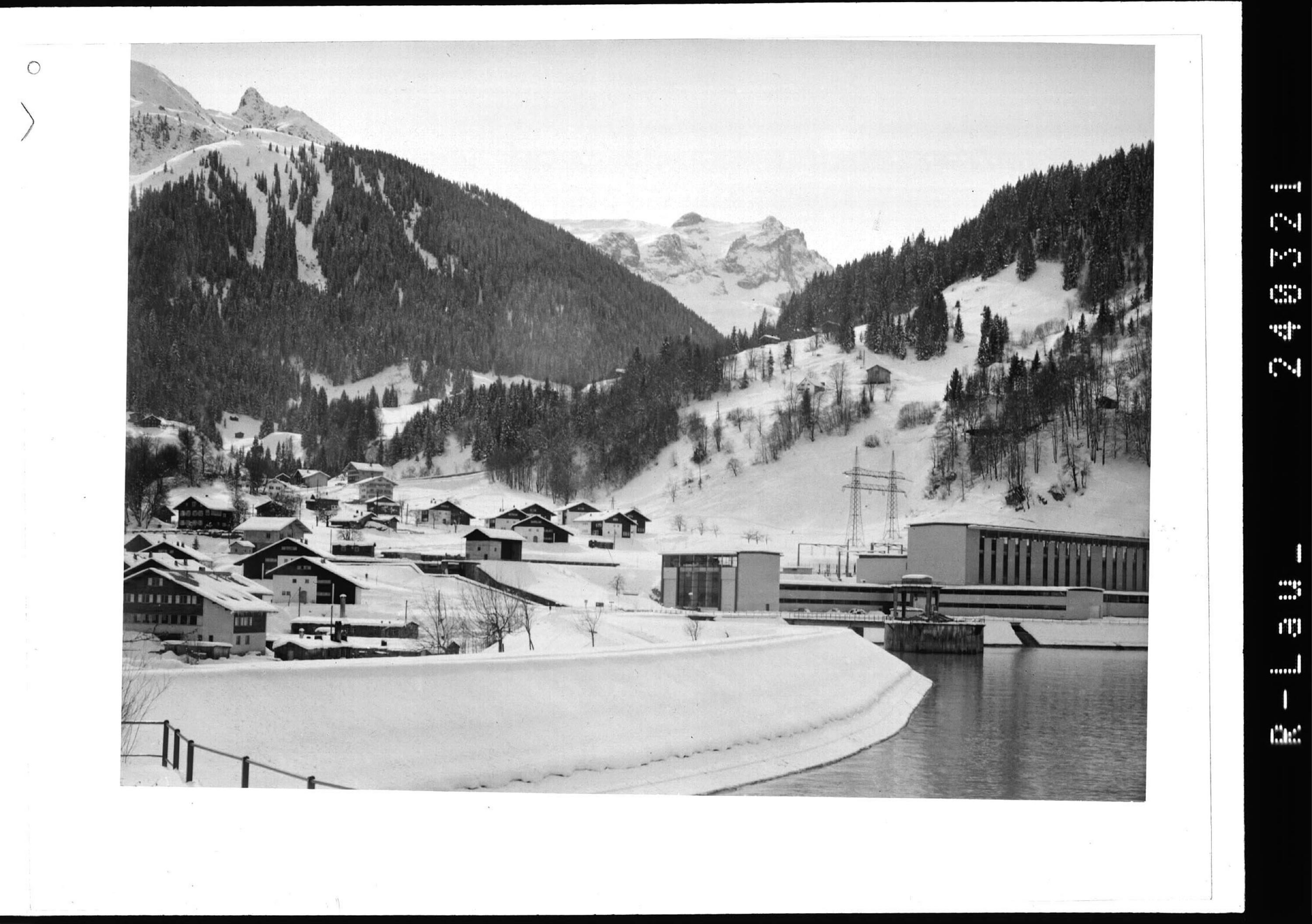 [Latschau mit Blick zur Sulzfluh / Montafon]></div>


    <hr>
    <div class=