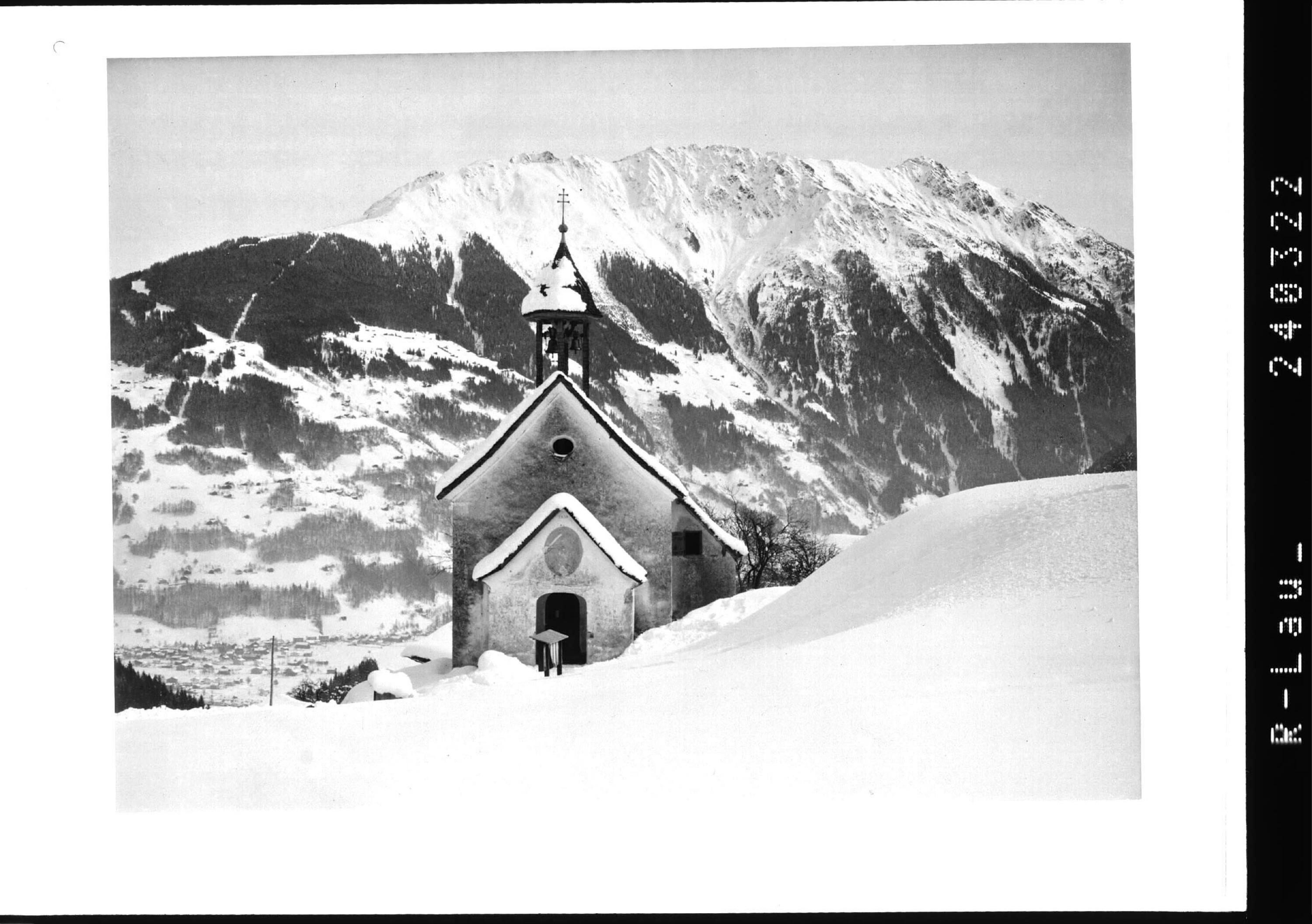 [Kapelle am Ziegerberg ob Tschagguns gegen Sennigrat, Kreuzjoch und Zamangspitze / Montafon]></div>


    <hr>
    <div class=