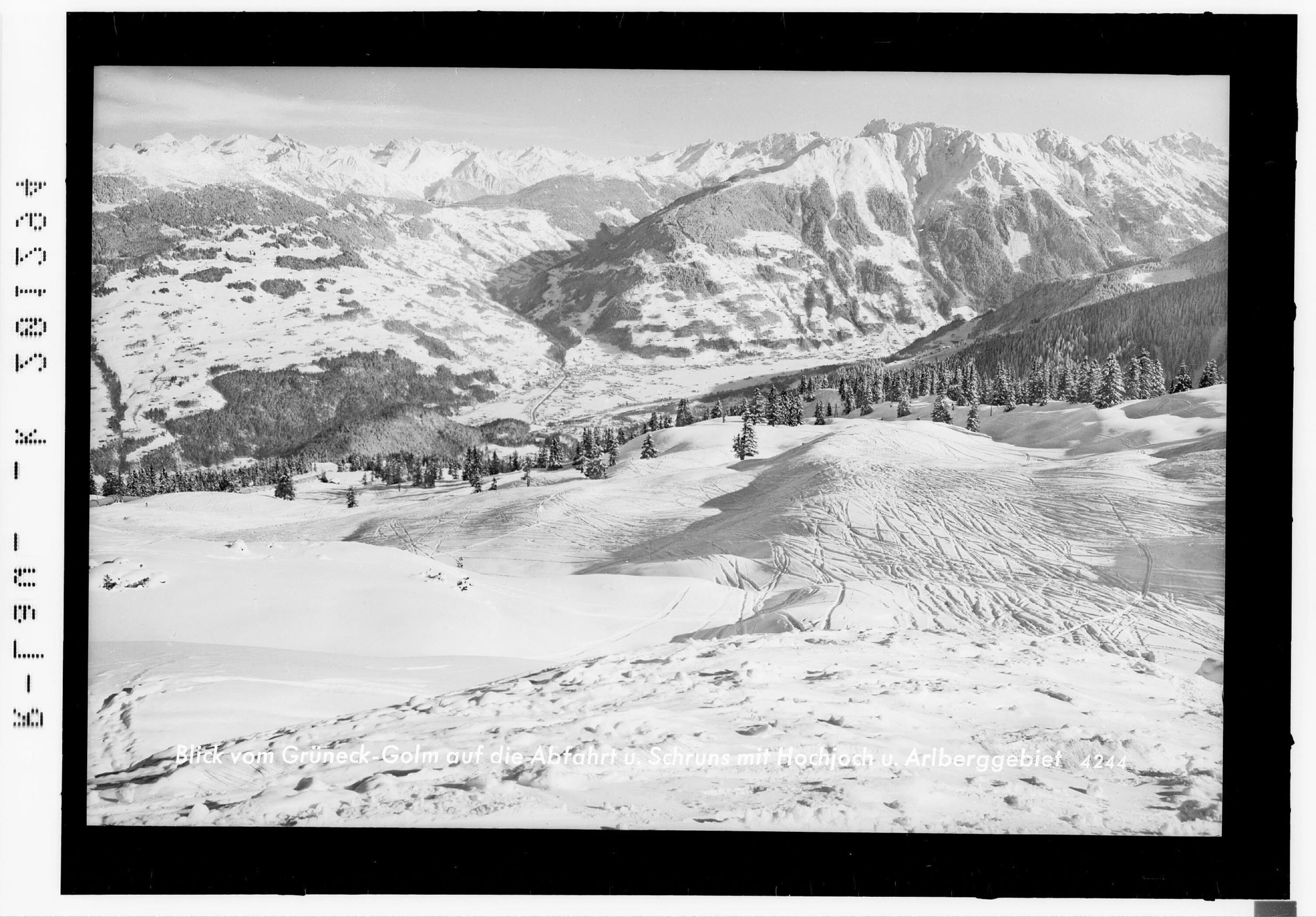 Blick von Grüneck - Golm auf die Abfahrt und Schruns mit Hochjoch und Arlberggebiet></div>


    <hr>
    <div class=