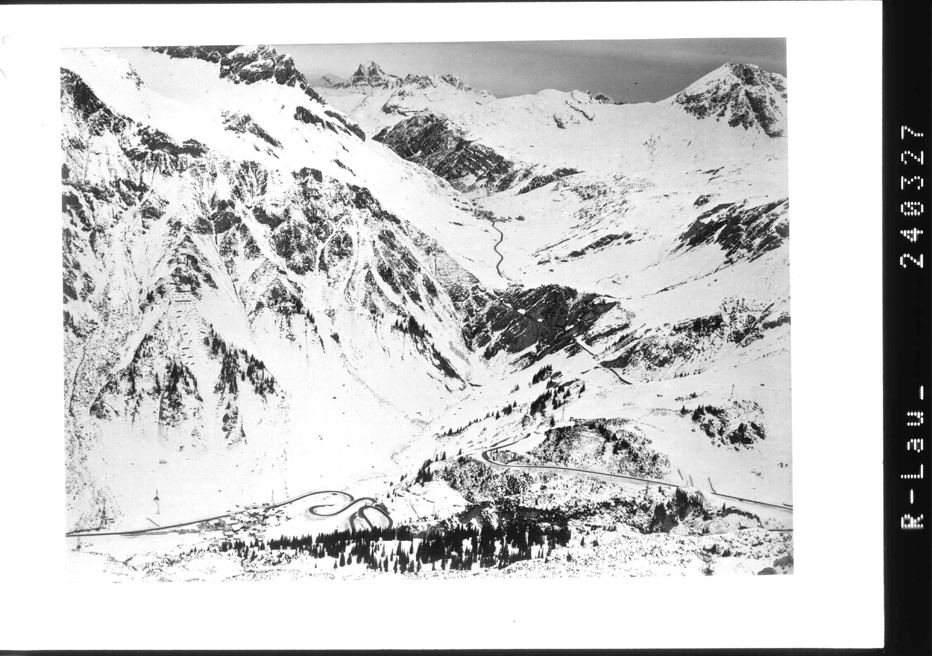[Blick auf Stuben und Zürs am Arlberg mit Widderstein und Rüfispitze]></div>


    <hr>
    <div class=