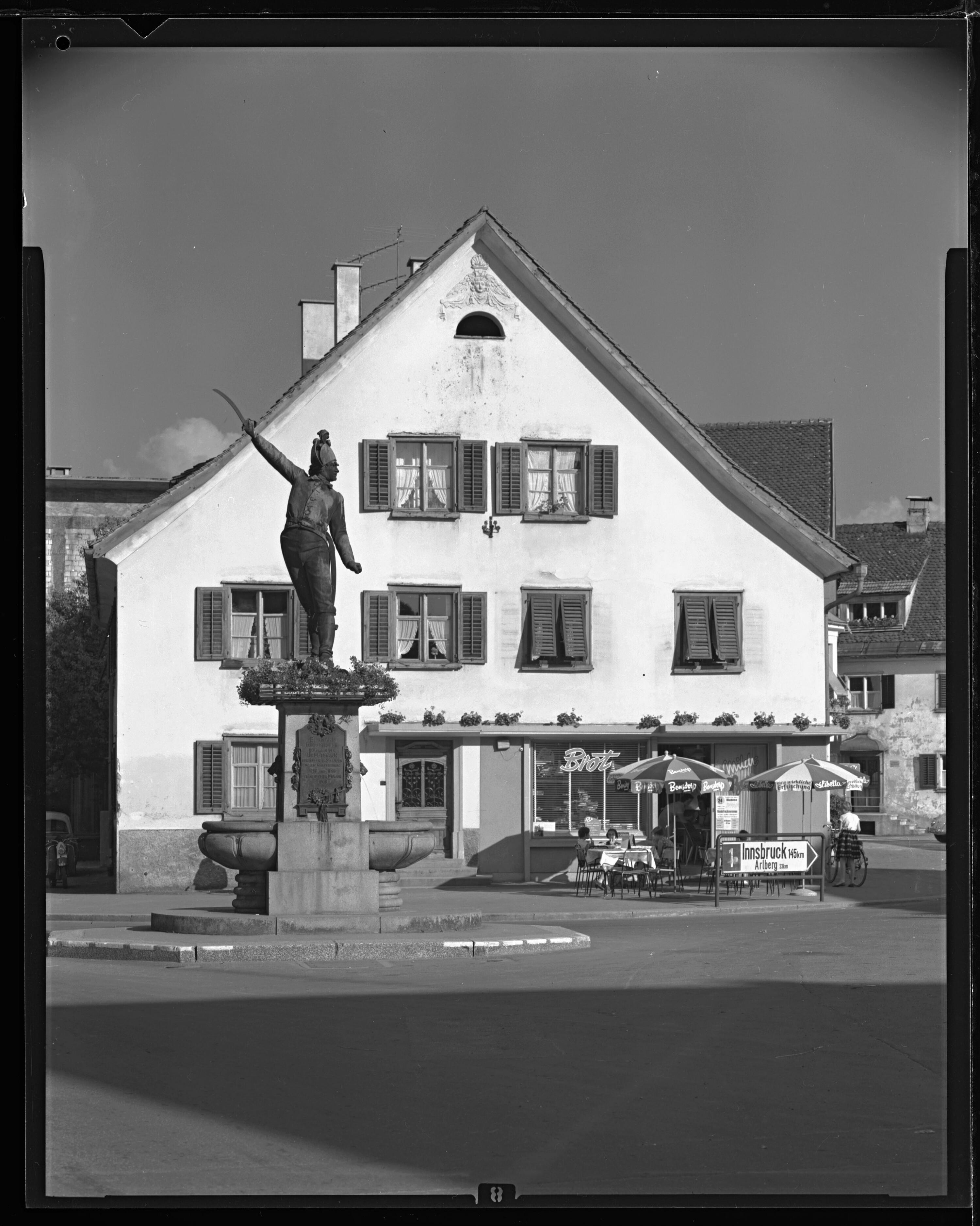 [Riedmiller-Denkmal und Gasthaus Riedmiller in Bludenz]></div>


    <hr>
    <div class=