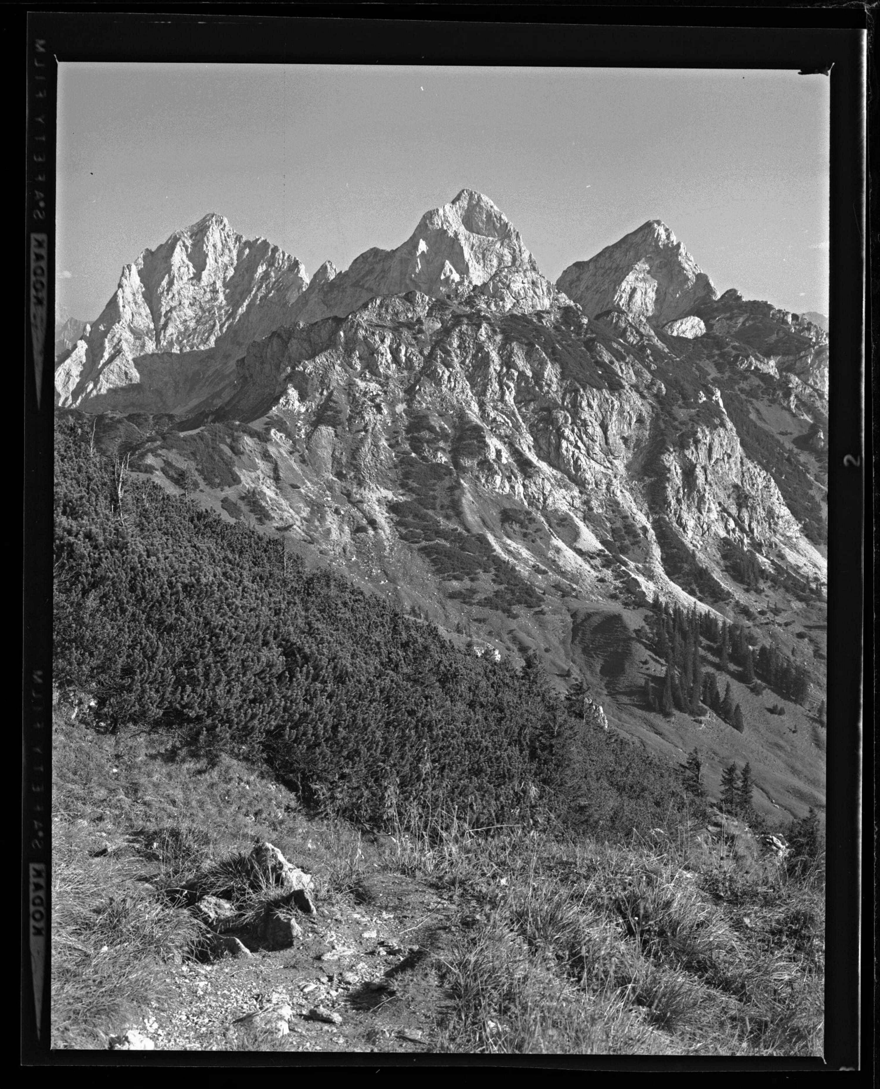 [Blick vom Sefenjoch auf Kellenspitze - Gimpel - Rote Flüh Tannheimergruppe / Tirol]></div>


    <hr>
    <div class=