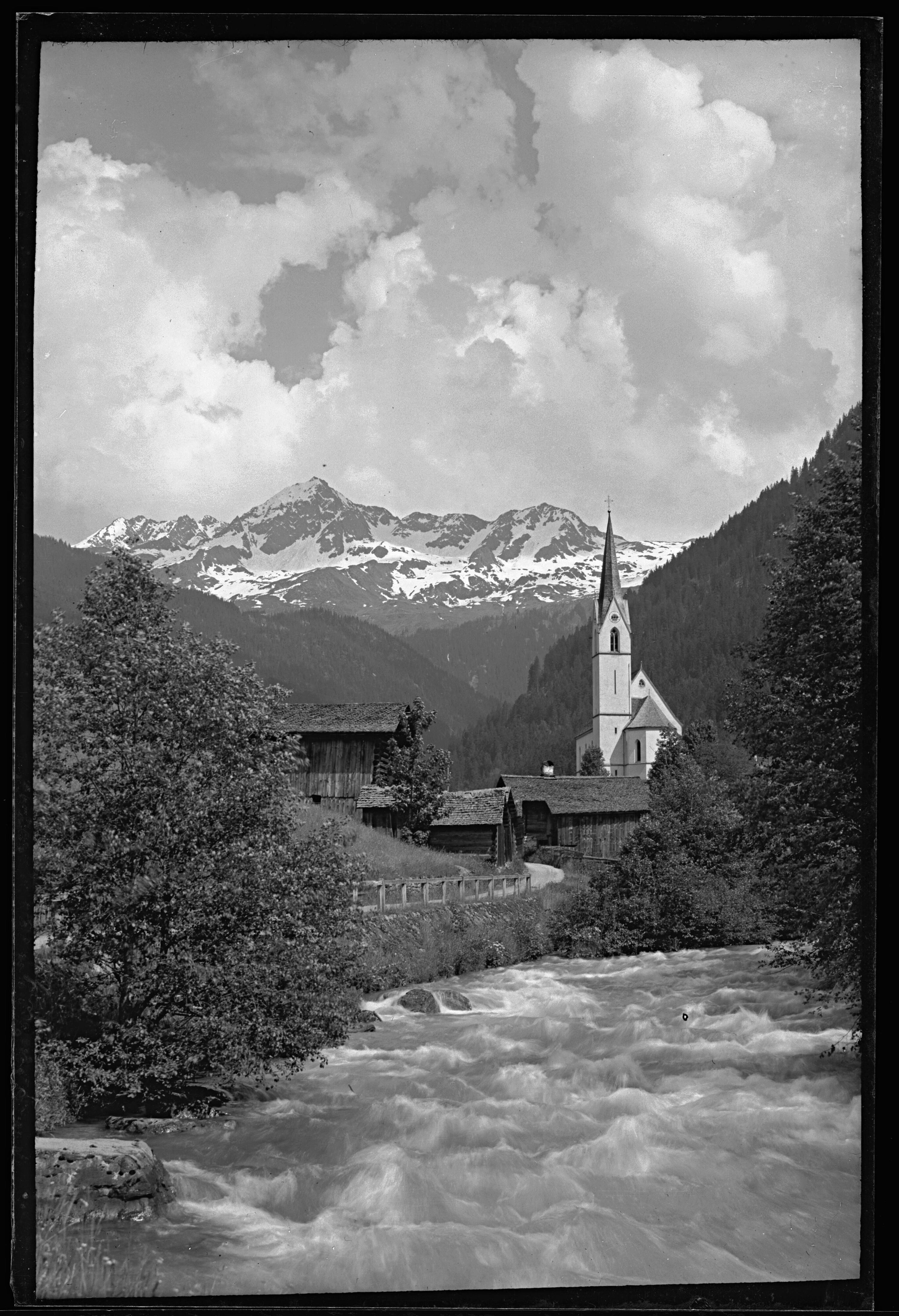 [Pfarrkirche in Silbertal gegen Silbertaler Loobspitze]></div>


    <hr>
    <div class=