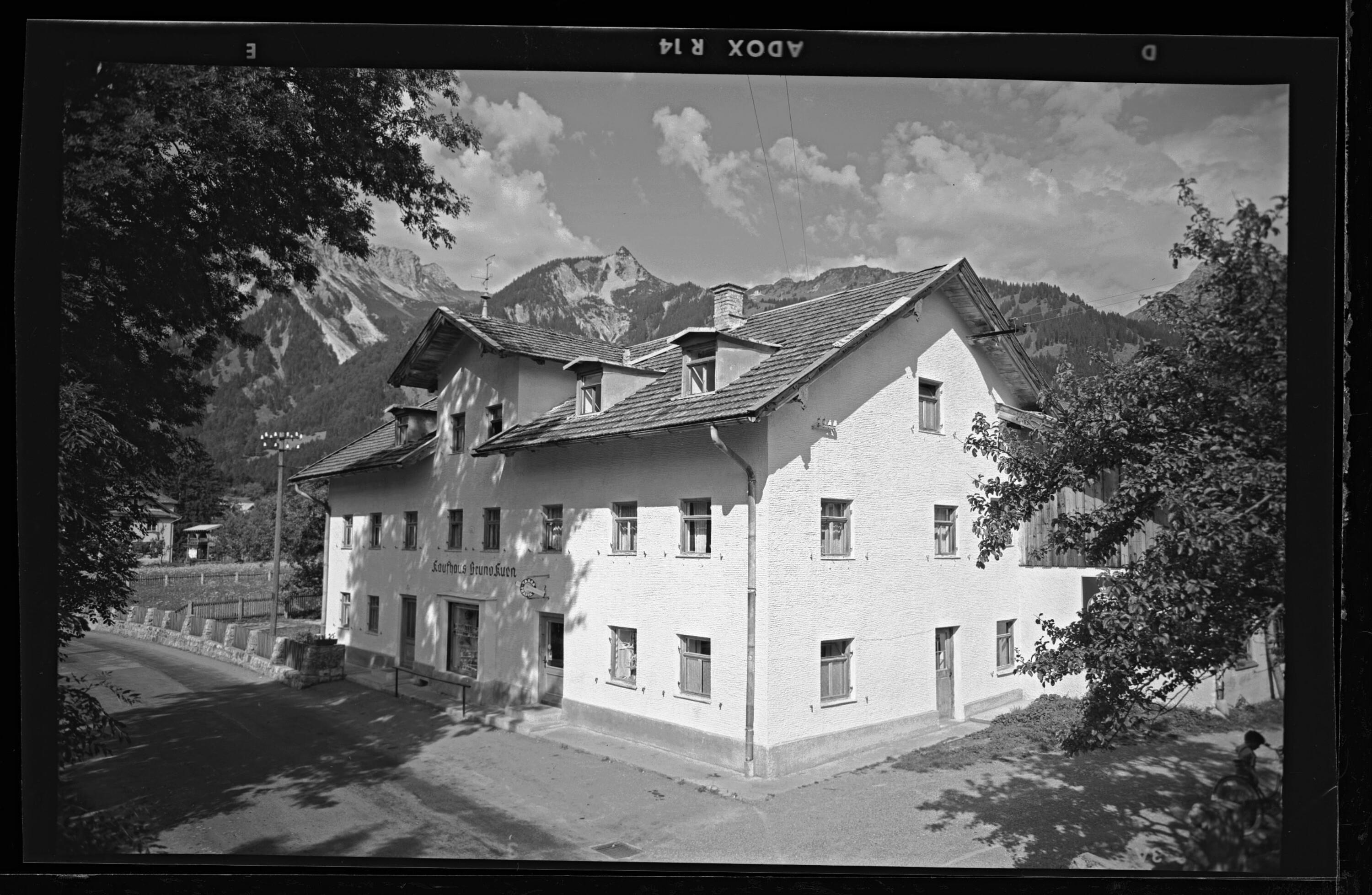 [Gasthaus Bruno Kuen in Höfen bei Reutte im Ausserfern gegen Gaichtspitze und Hornbergl / Tirol]></div>


    <hr>
    <div class=