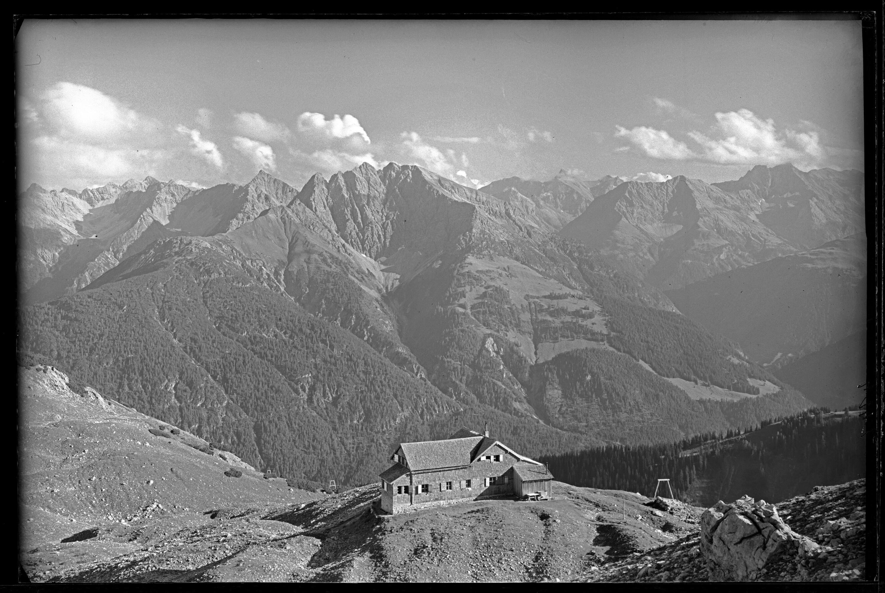 [Hermann von Barth Hütte gegen Lechtaler Alpen mit Ruitelspitzen - Parseier Spitze und Freispitze / Ausserfern Tirol]></div>


    <hr>
    <div class=