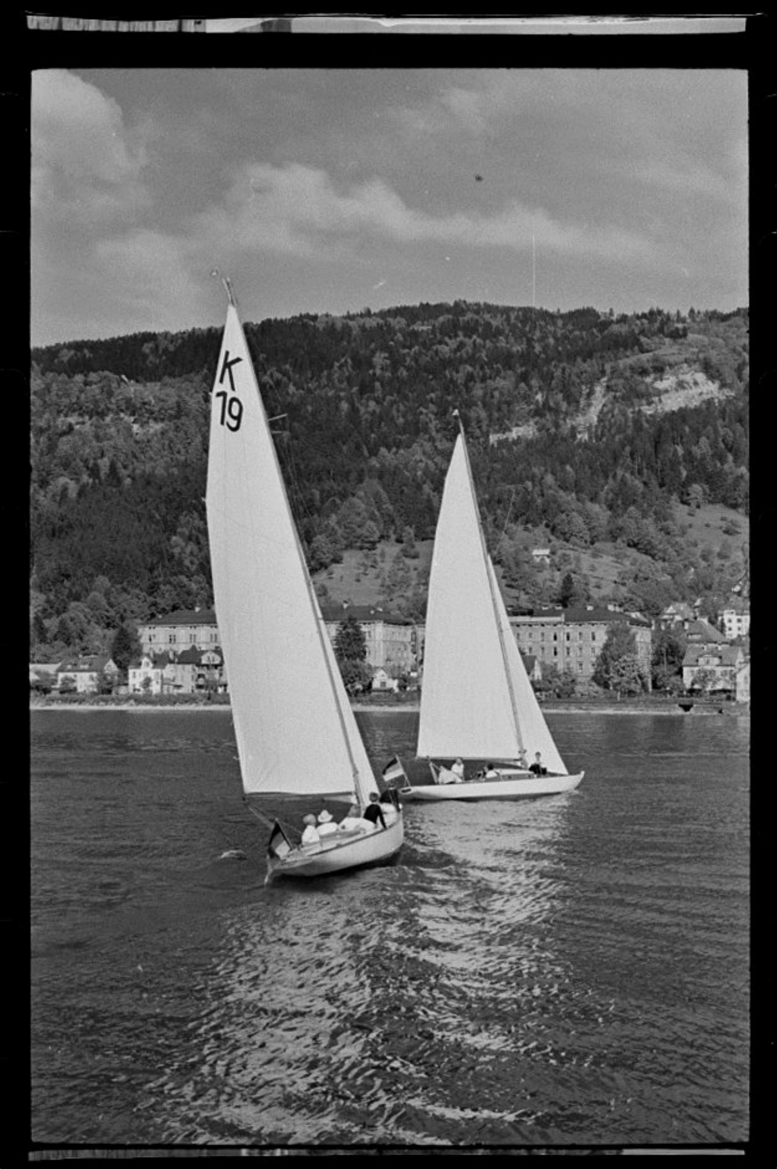 [Segelboot auf dem Bodensee bei Bregenz mit Blick zum Pfänder]></div>


    <hr>
    <div class=