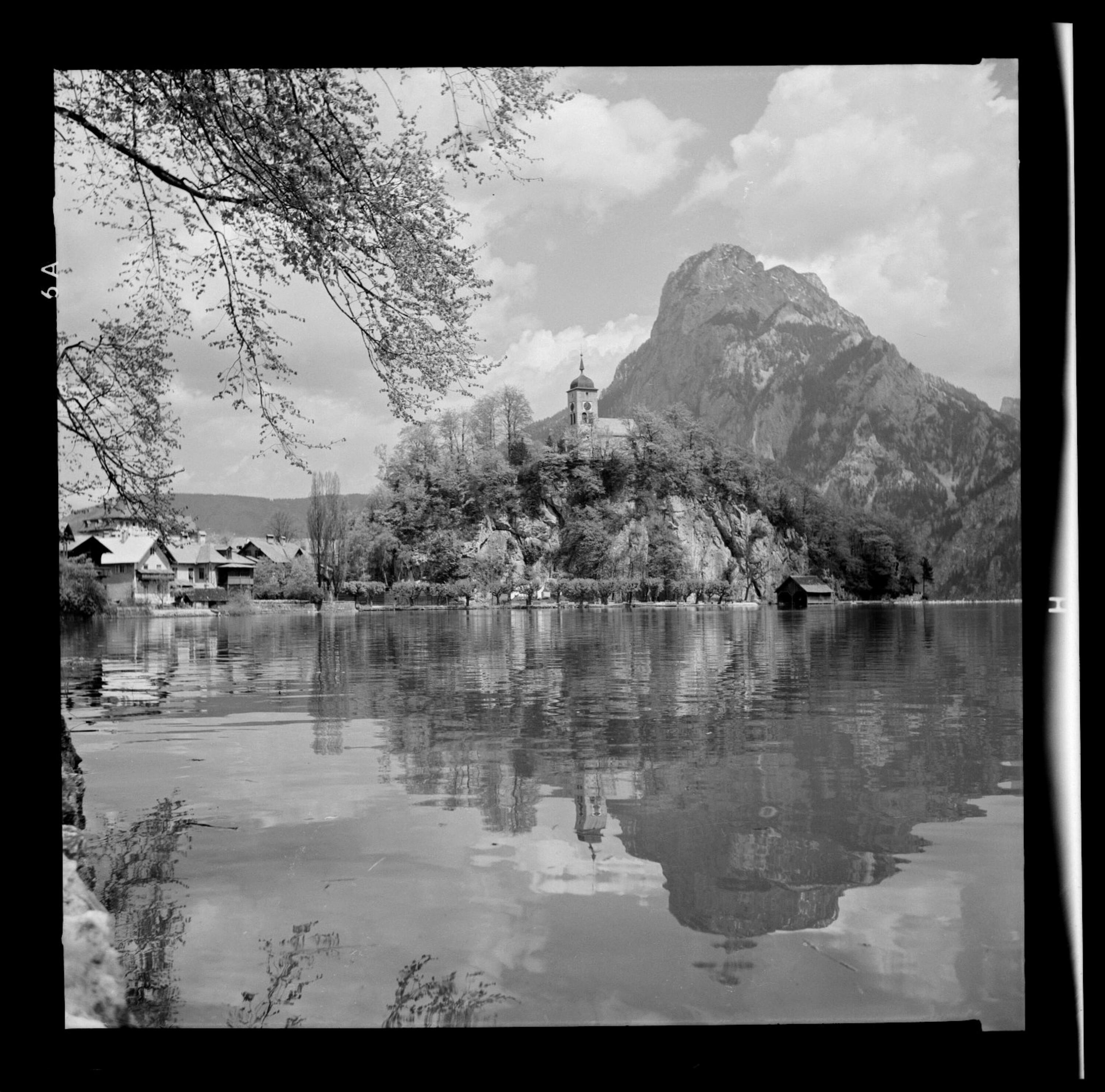 [Traunkirchen am Traunsee gegen Traunstein und Hochkogel]></div>


    <hr>
    <div class=