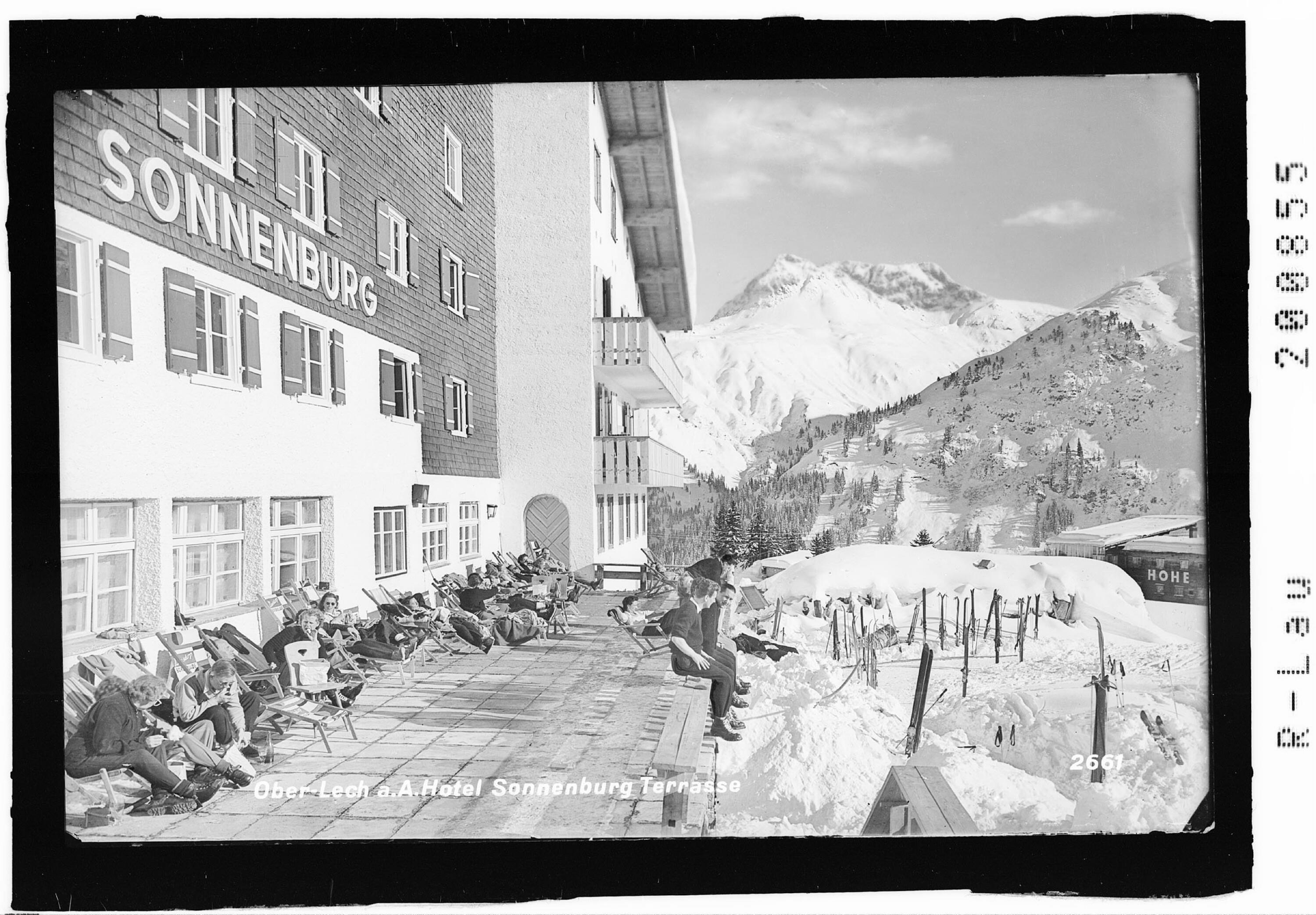 Oberlech am Arlberg Hotel Sonnenburg Terrasse></div>


    <hr>
    <div class=