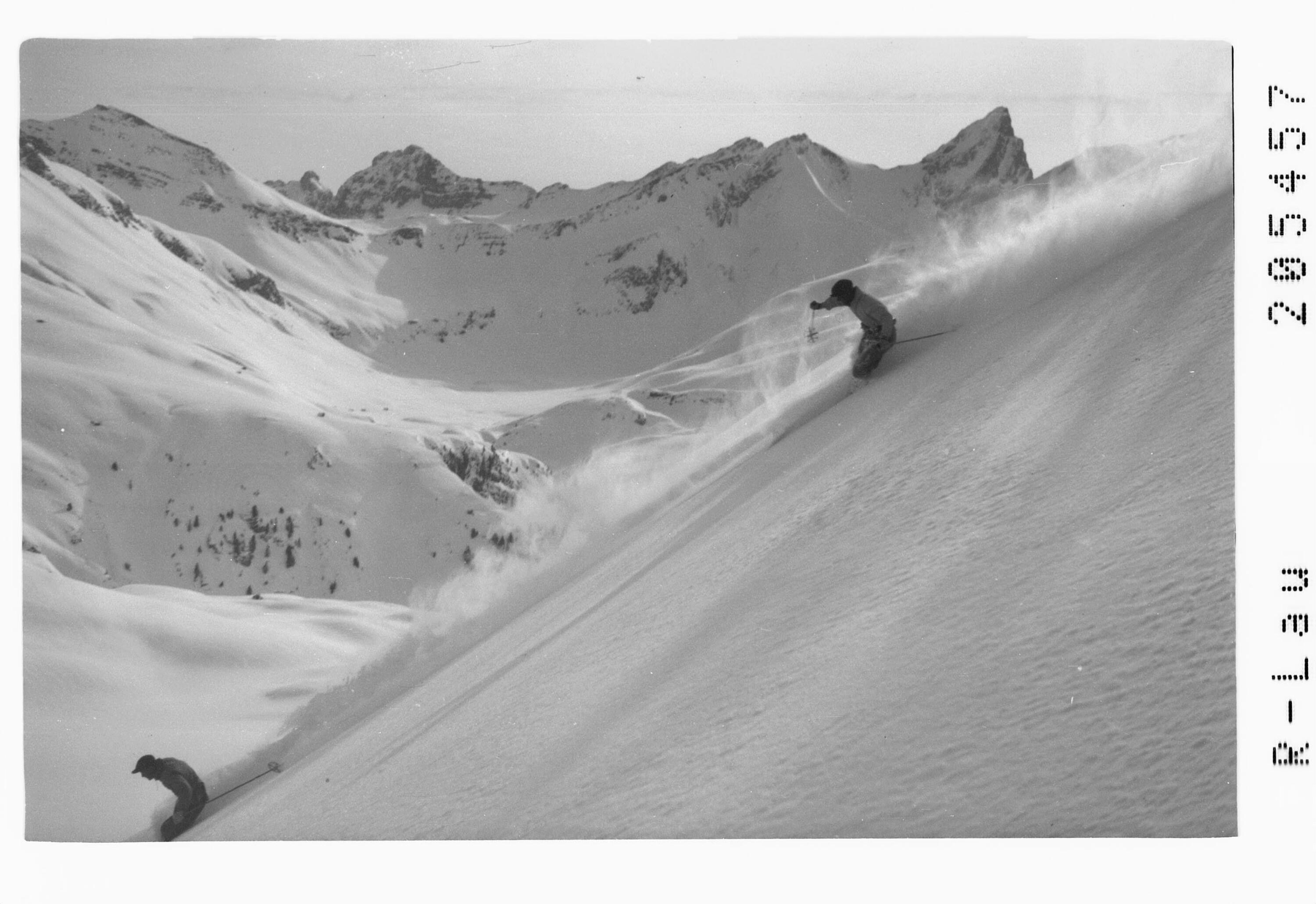 [Skifahren in Zürs am Arlberg mit Blick in's Pazüeltal]></div>


    <hr>
    <div class=