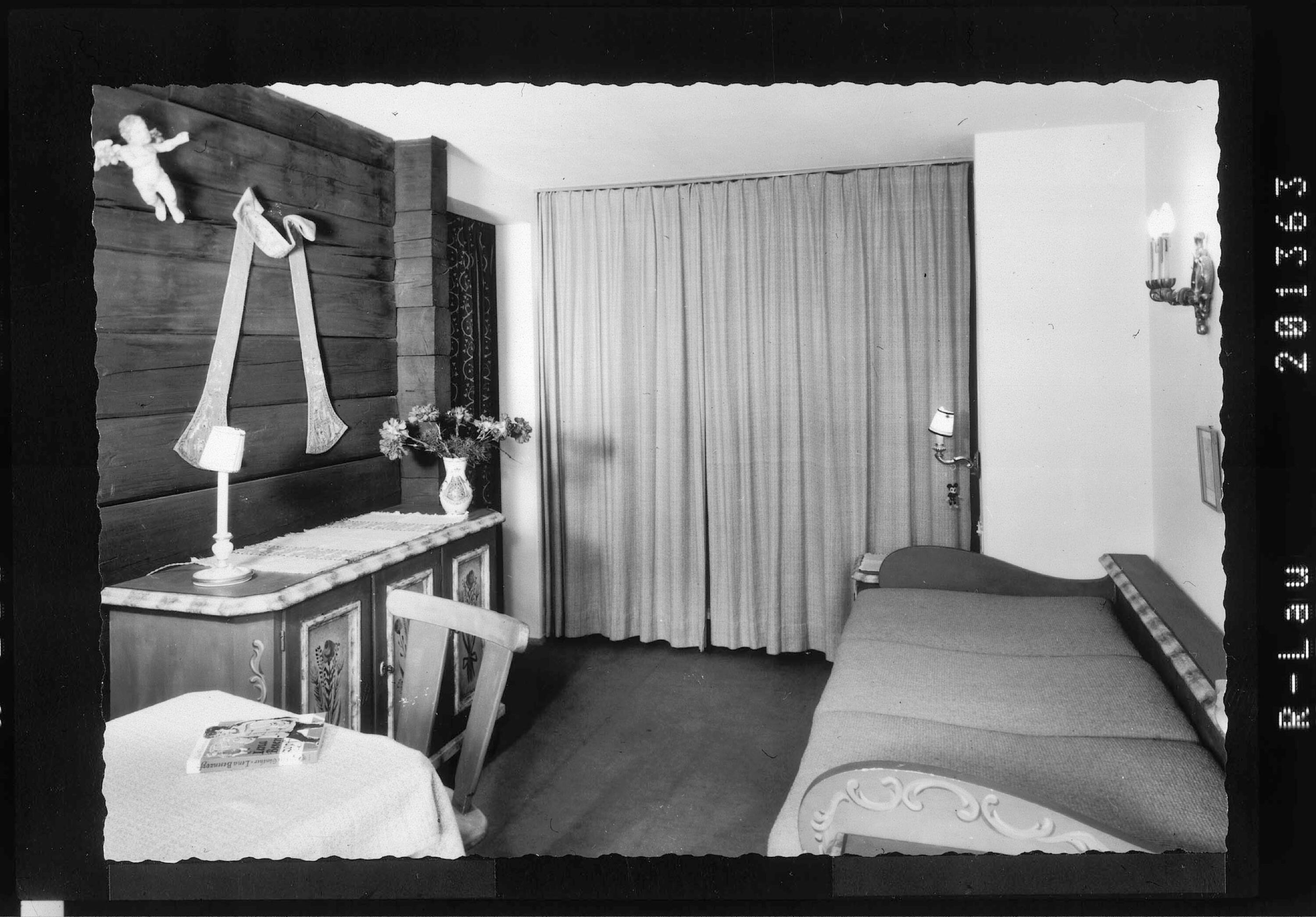 [Fremdenzimmer im Berghotel Mooserkreuz in St.Anton am Arlberg]></div>


    <hr>
    <div class=